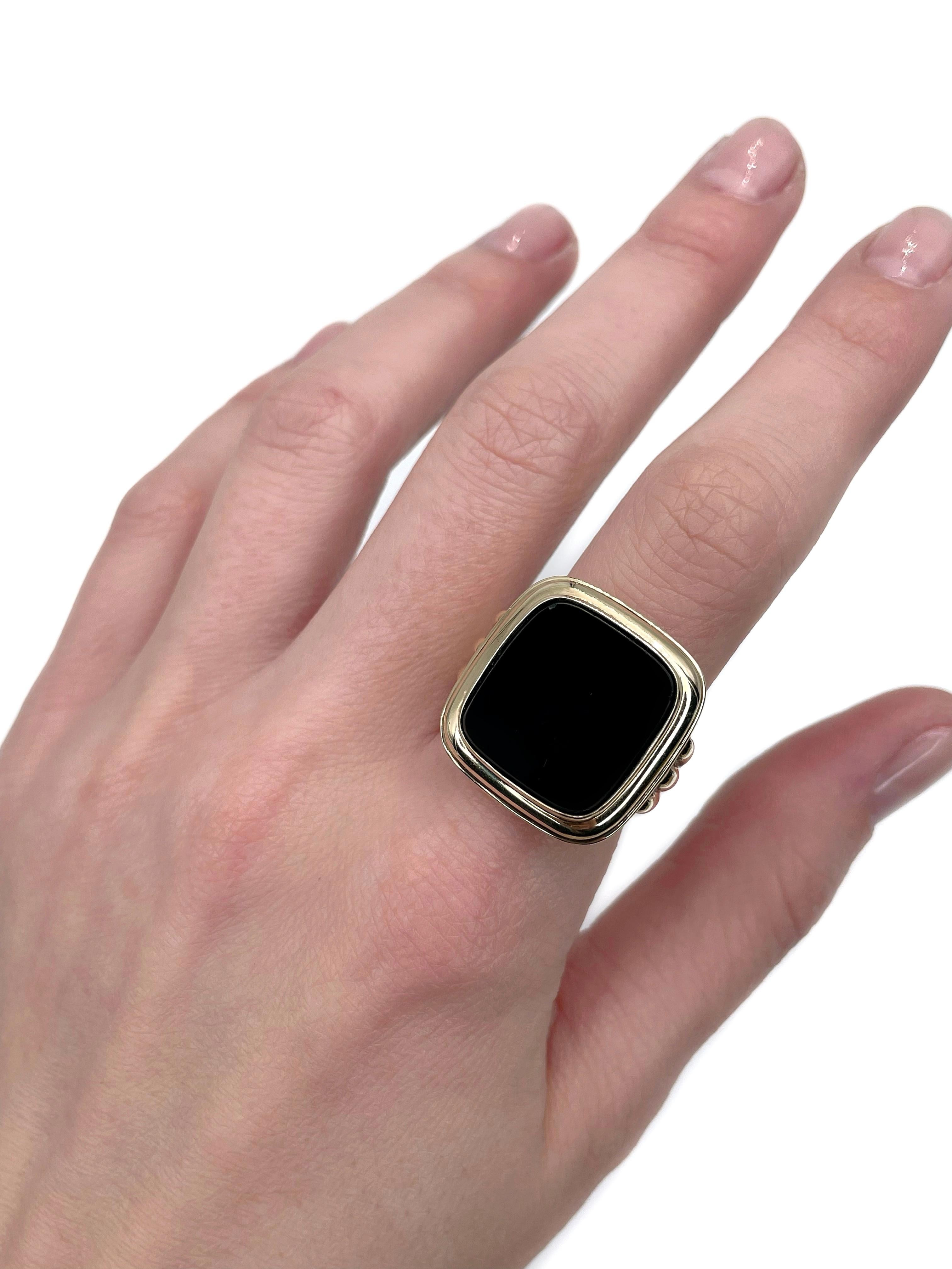 This is a vintage large signet ring crafted in 8K slightly yellow gold. Circa 1980. 

It features rectangle black onyx. 

Signed “333” inside the shank.

Weight: 8.70g
Size: 18.25 (US 8)

IMPORTANT: please ask about the possibility to resize before