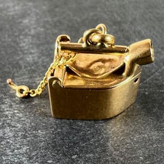 Ciondolo d'epoca in oro giallo 8 carati con ferro da stiro a vapore vecchio stile