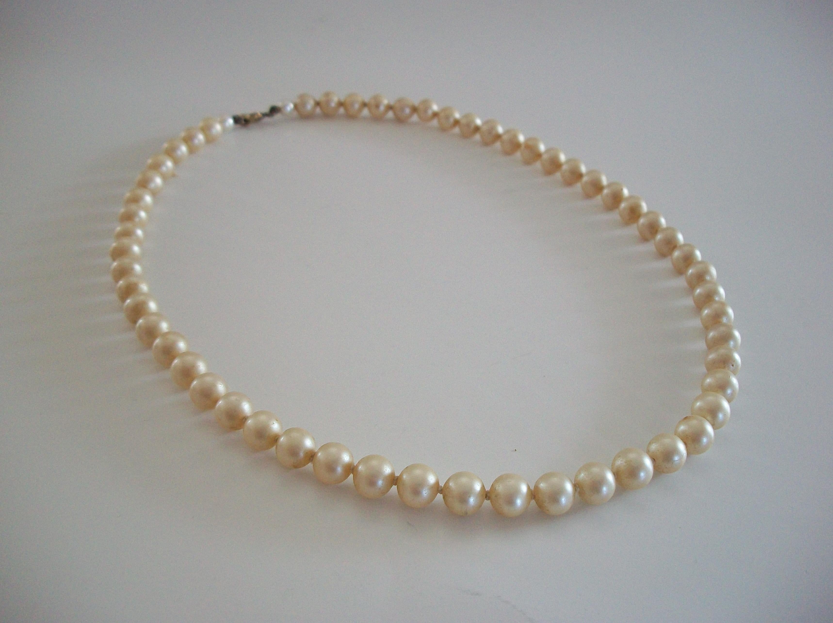Vintage 8 mm. Collar de perlas de imitación - Cierre de oro - EE.UU. - Circa 1950's en venta 4