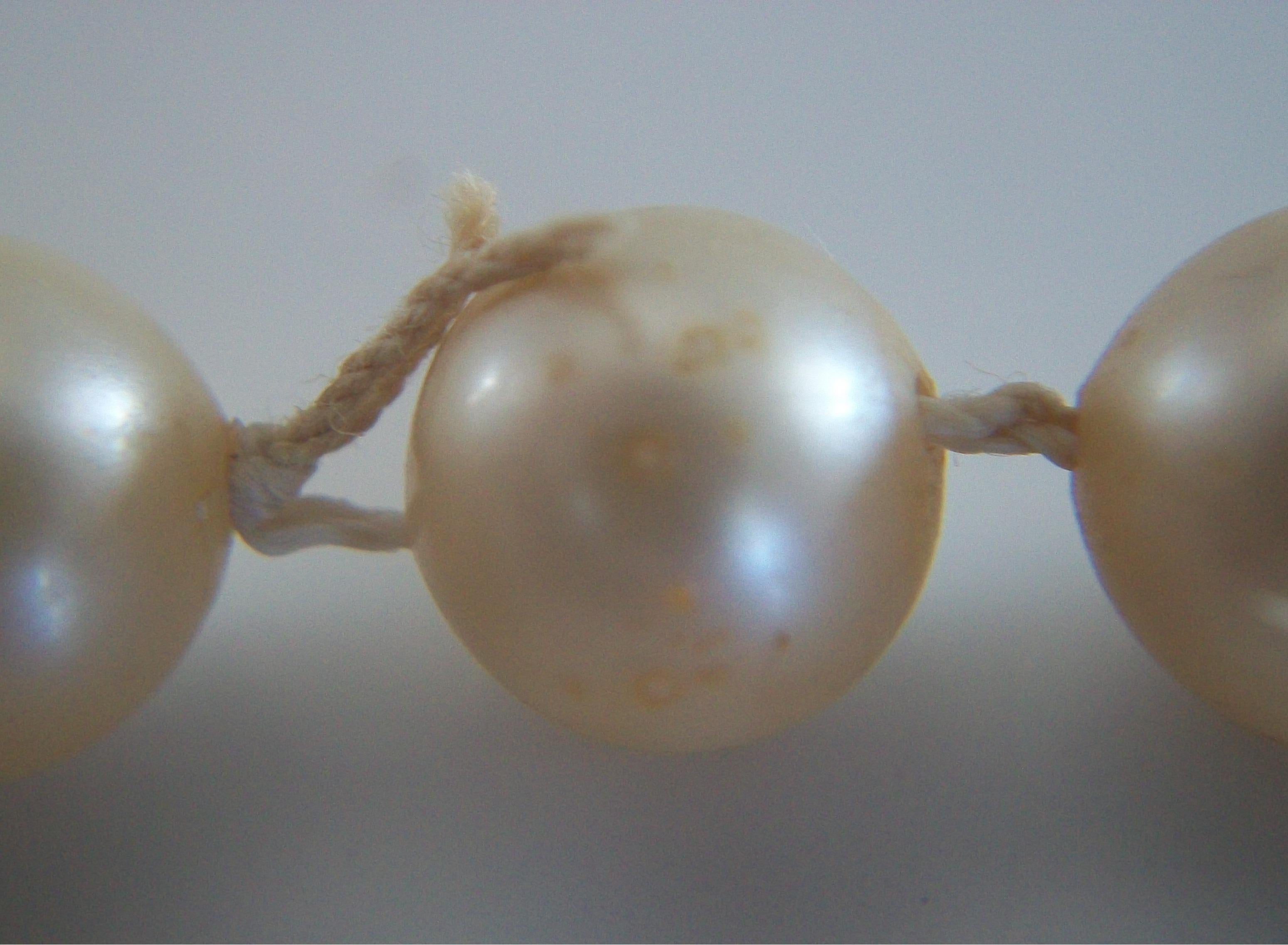Vintage 8 mm. Collar de perlas de imitación - Cierre de oro - EE.UU. - Circa 1950's en venta 7
