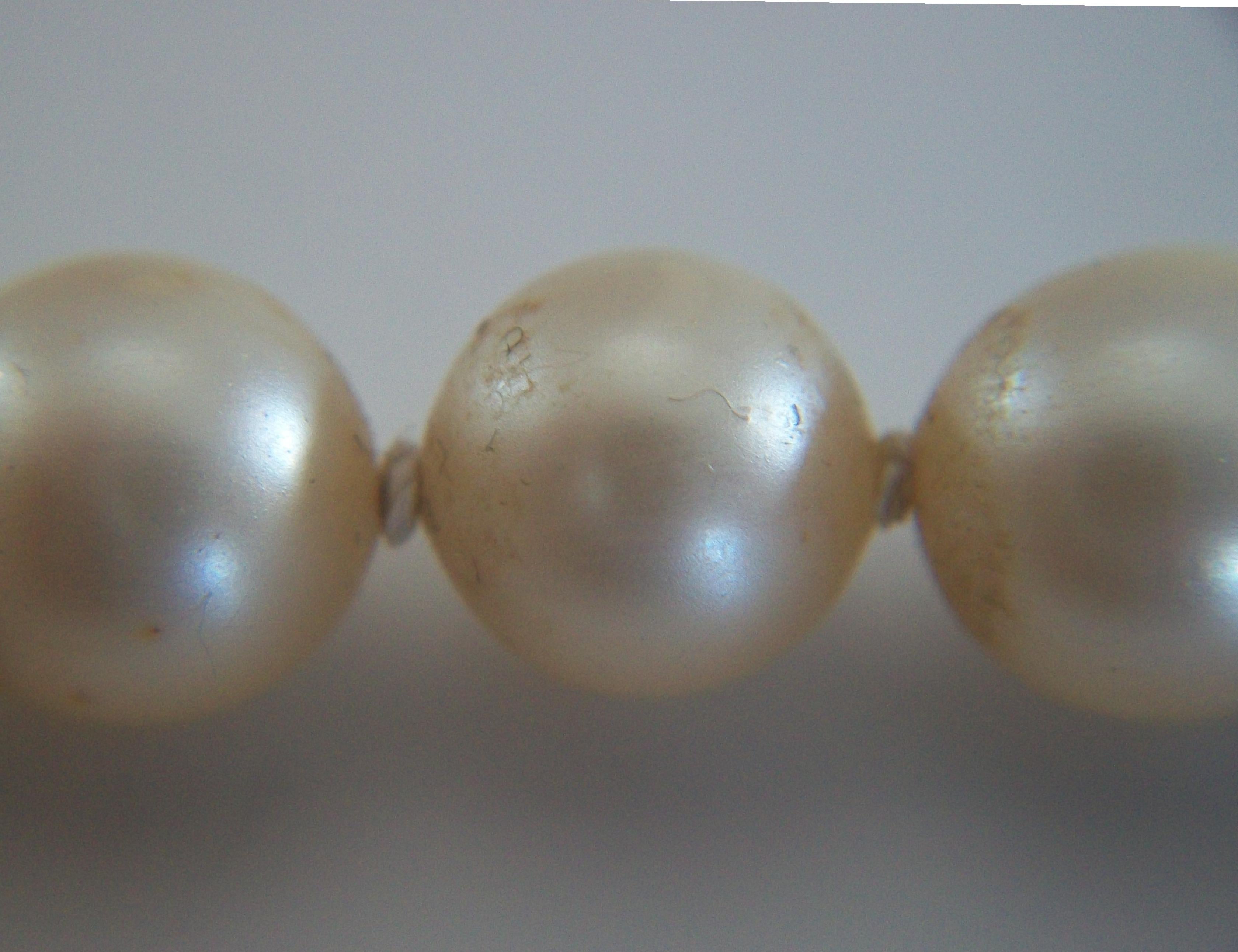 Vintage 8 mm. Collar de perlas de imitación - Cierre de oro - EE.UU. - Circa 1950's en venta 9