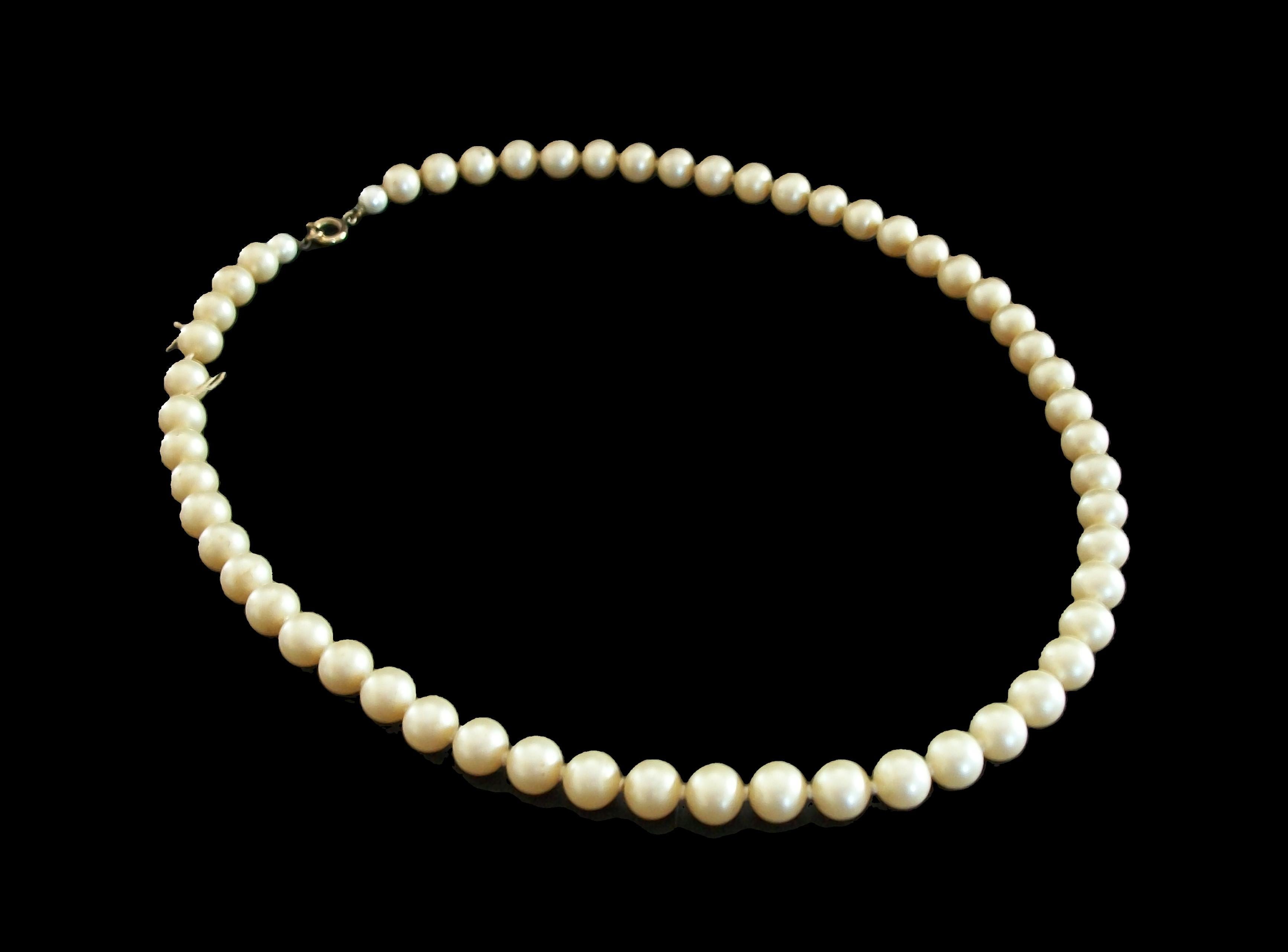 Collar vintage de perlas de imitación anudadas de 8 mm. - con una sola cadena de 55 perlas de imitación de 8 mm. y dos perlas más pequeñas en los extremos - cierre de anilla de resorte rellena de oro amarillo (1/20 12K estampado en la anilla) - sin