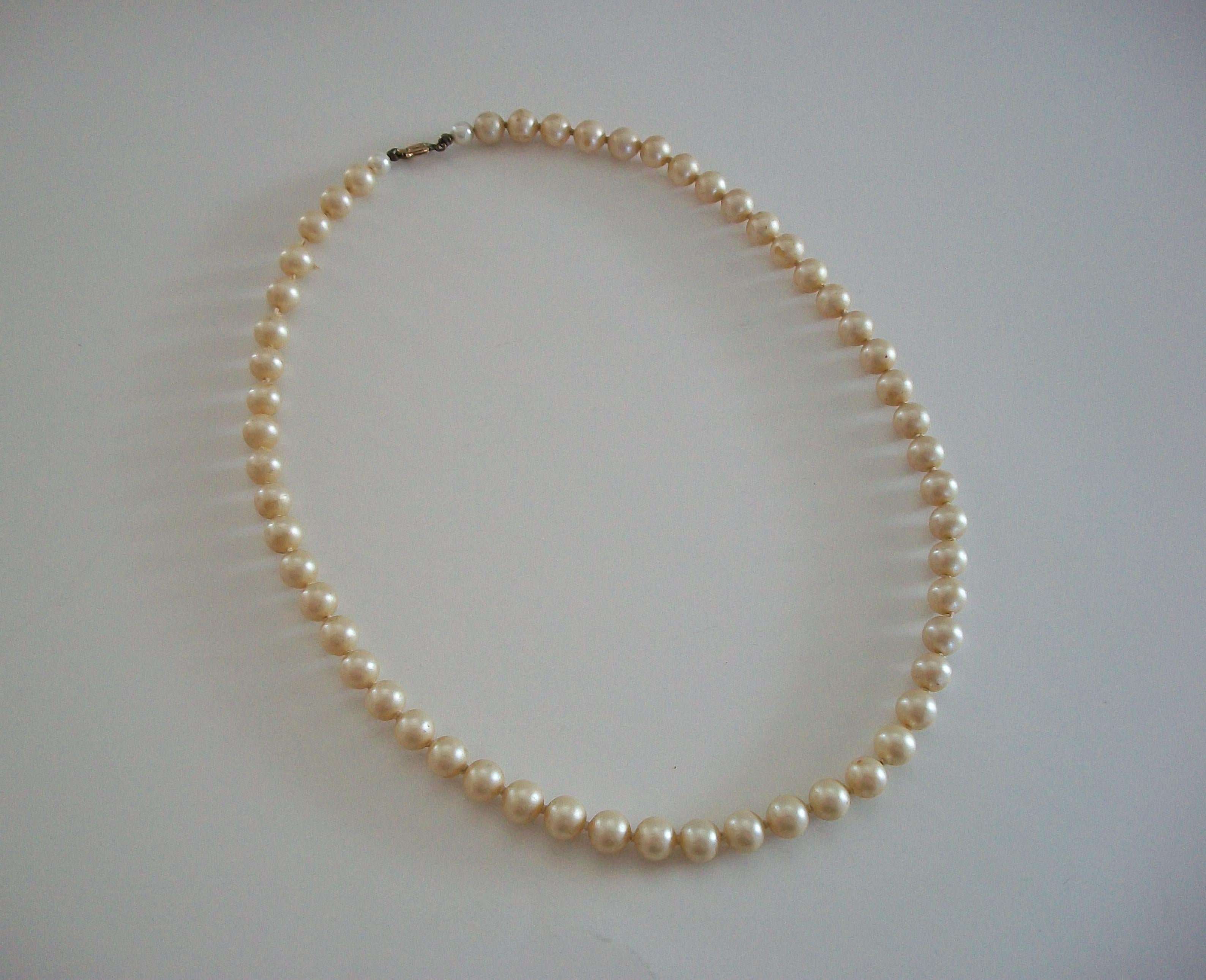 Vintage 8 mm. Collar de perlas de imitación - Cierre de oro - EE.UU. - Circa 1950's en venta 2
