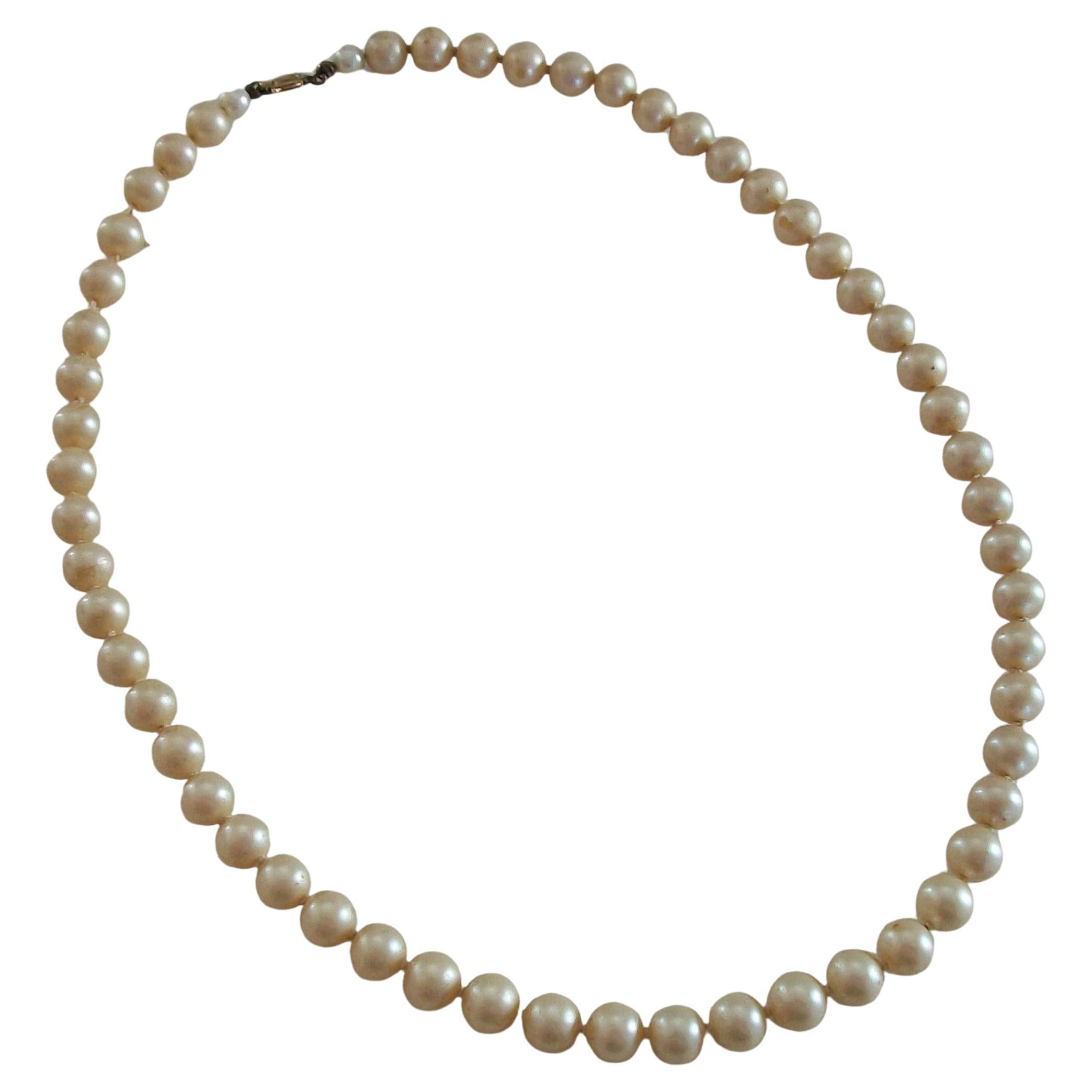 Vintage 8 mm. Collier de fausses perles - Fermoir en or - U.S.A. - Circa 1950's