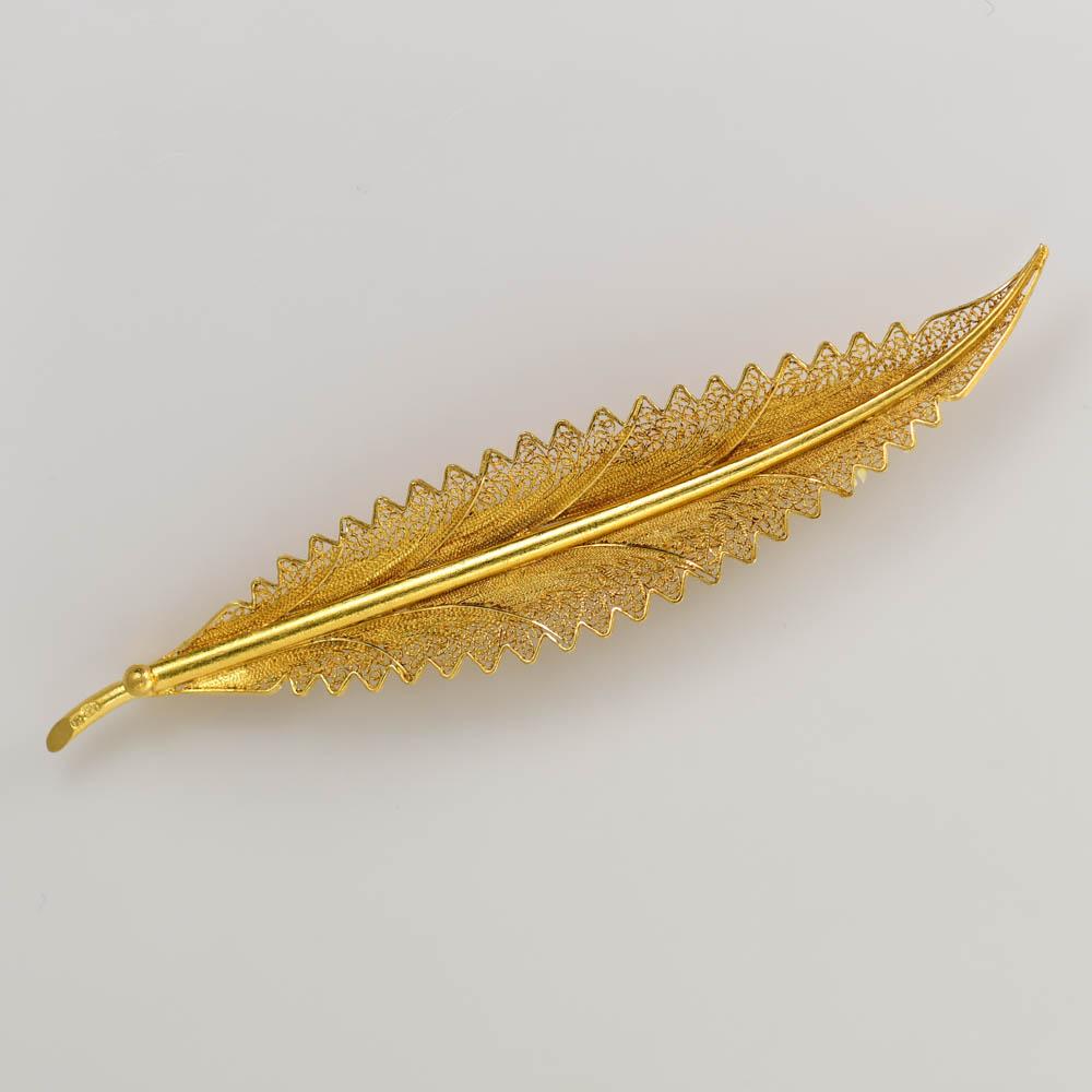 Vintage Leaf shaped brooch in high karat yellow gold.
Stamped 800 in tiny print n the stem.
80% gold purity. Weighs 6.4 grams.
Fine filligree metal work.
Measures 3 inches long and 5/8 inches wide in the middle.
Excellent condition.