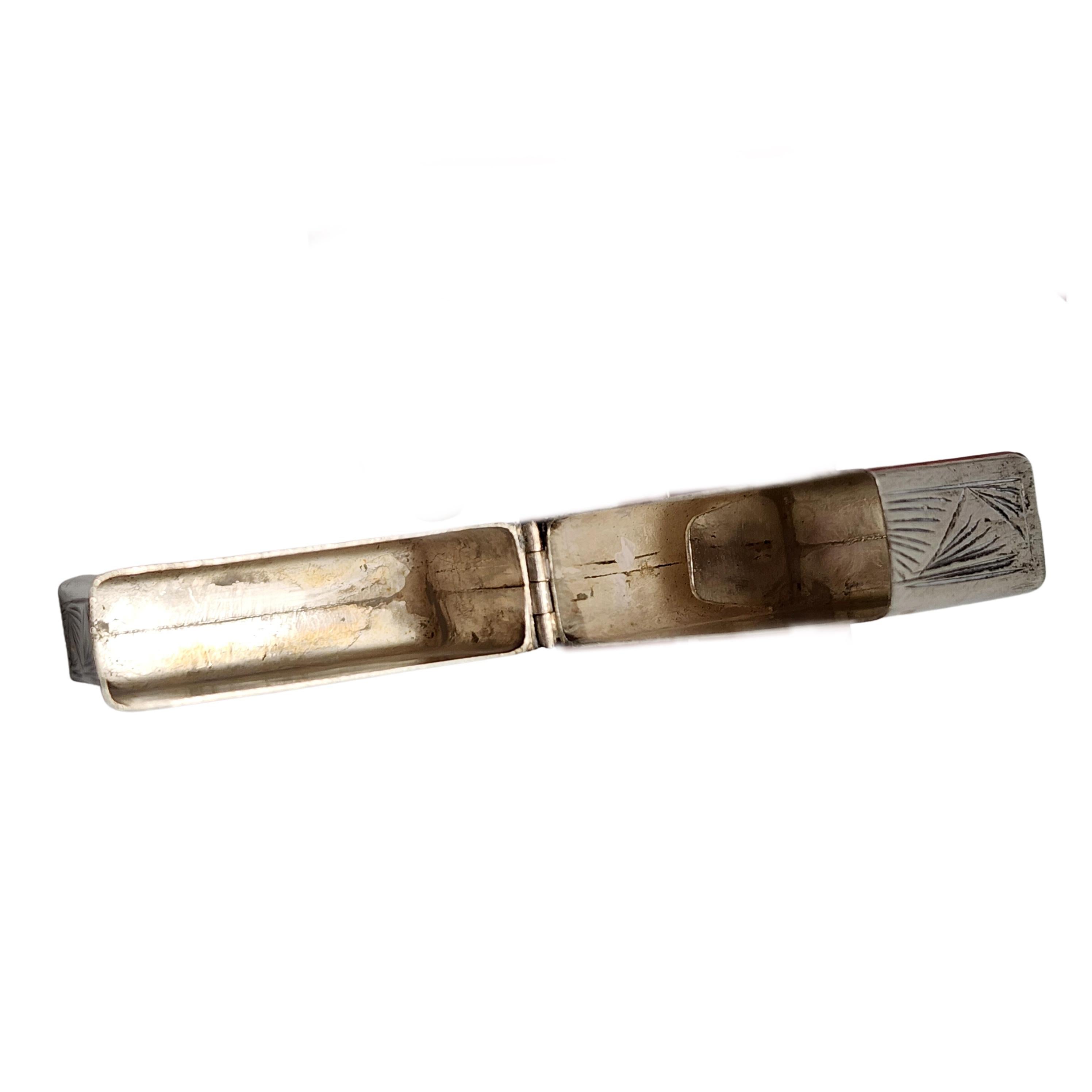 800 Silber Feuerzeug Fall, kein Einsatz.

Ein Etui für Feuerzeuge mit verschnörkeltem, geätztem Rollendesign. Der Feuerzeugeinsatz ist nicht enthalten.

Maße: ca. 2 1/4