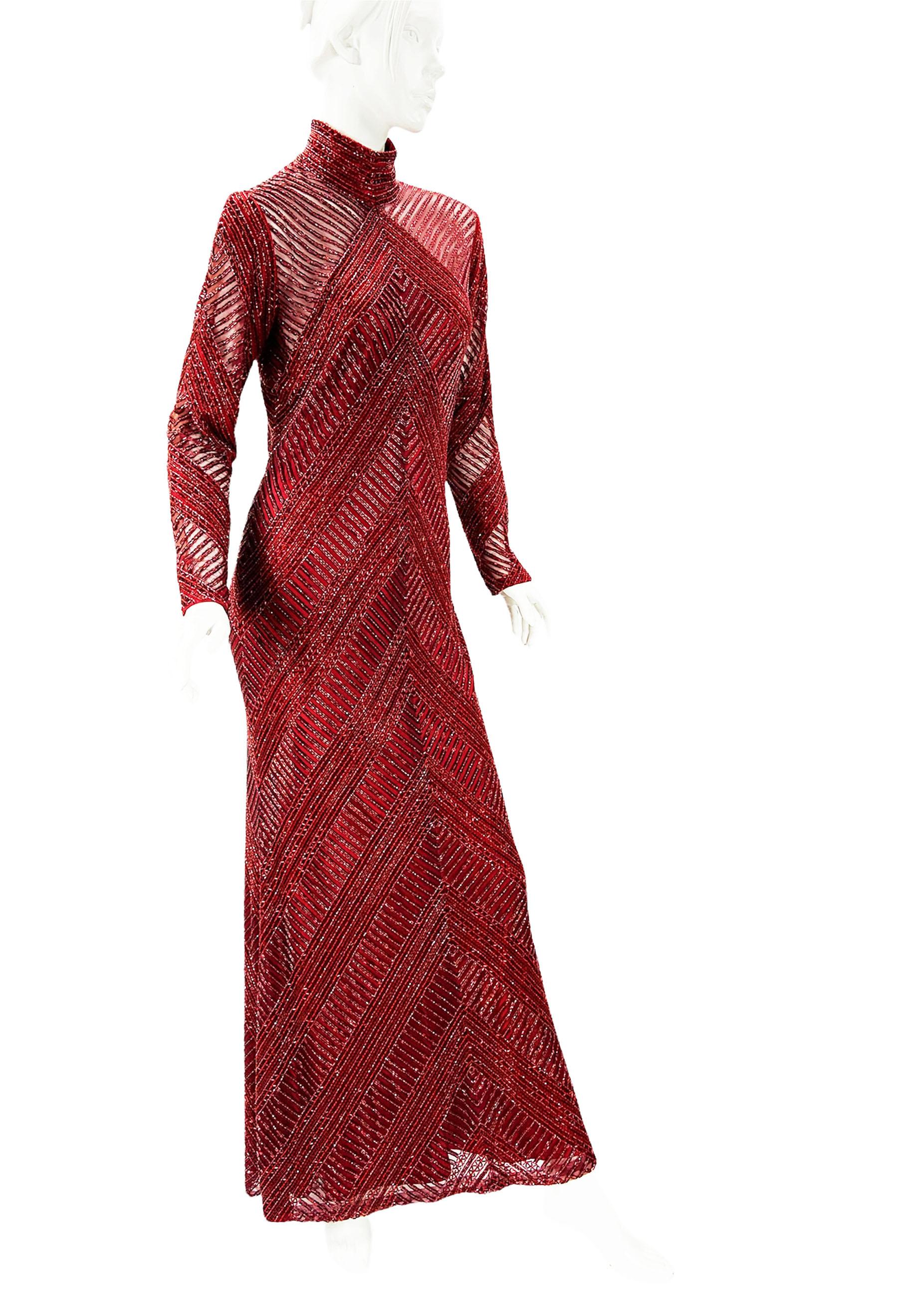 Vintage 80's Bob Mackie Voll Perlen Abendkleid Kleid
Size Label Missing - Bitte überprüfen Sie die Maßangaben
Rollkragen-Abendkleid mit Perlen in Burgunderrot und roten Glasperlen über dem Netz.
Vollständig mit rotem Satin gefüttert, die langen