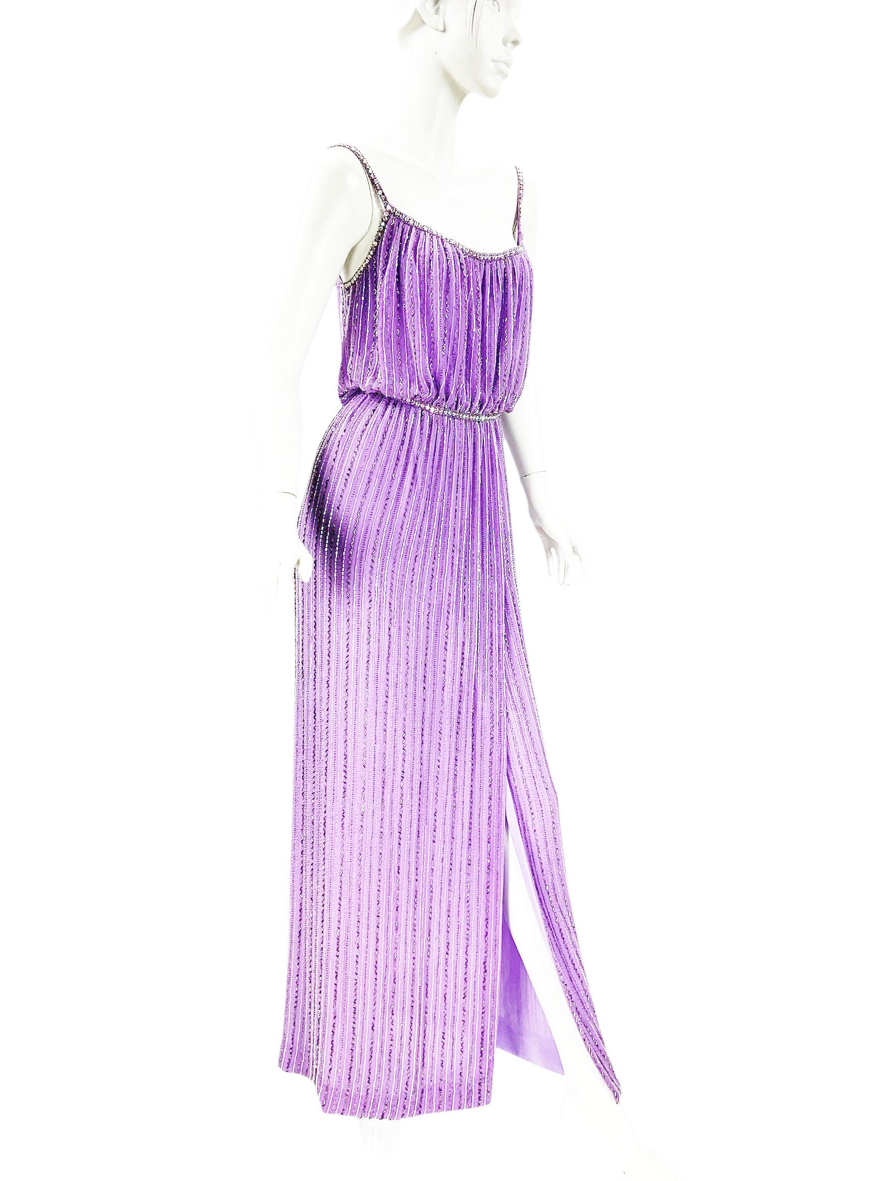 Ein seltenes und sammelwürdiges Stück von einem der berühmtesten Kostüm- und Couture-Designer der USA.
US-Größe - 6 (bitte Maße überprüfen).
Dieses lavendelfarbene Vintage-Kleid ist ein atemberaubendes Beispiel für Bob Mackies unverkennbaren Glamour