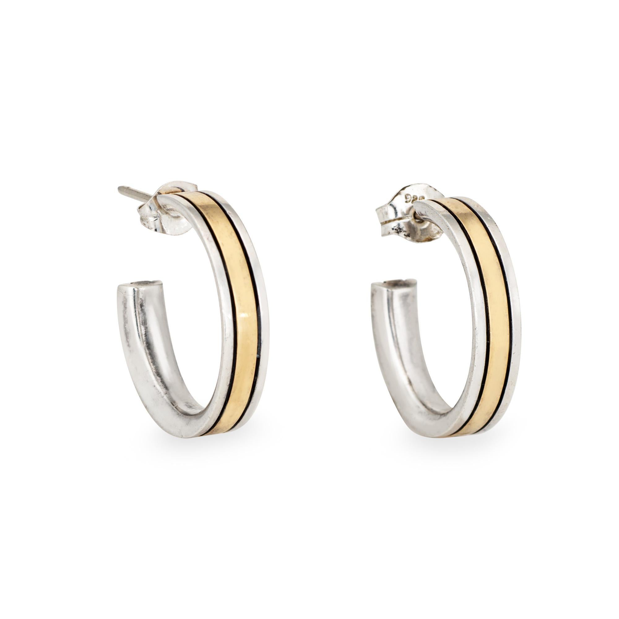 Boucles d'oreilles vintage élégantes de Cartier en argent sterling et or jaune 18 carats (circa 1980).  

Les boucles d'oreilles bicolores sont simples et élégantes. Le centre est en or jaune 18 carats. Idéal pour la journée ou le soir. Les boucles