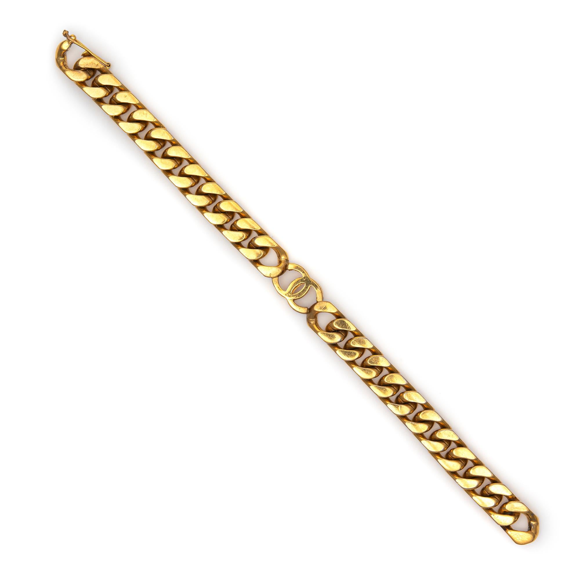 Vintage Chanel curb link bracelet (circa 1981-1985).

The bracelet features the 'CC' logo to the center with a thick curb link design (9mm wide - 0.35 inches).

The bracelet is in good condition showing minimal wear.

Particulars:

Weight: 34.4