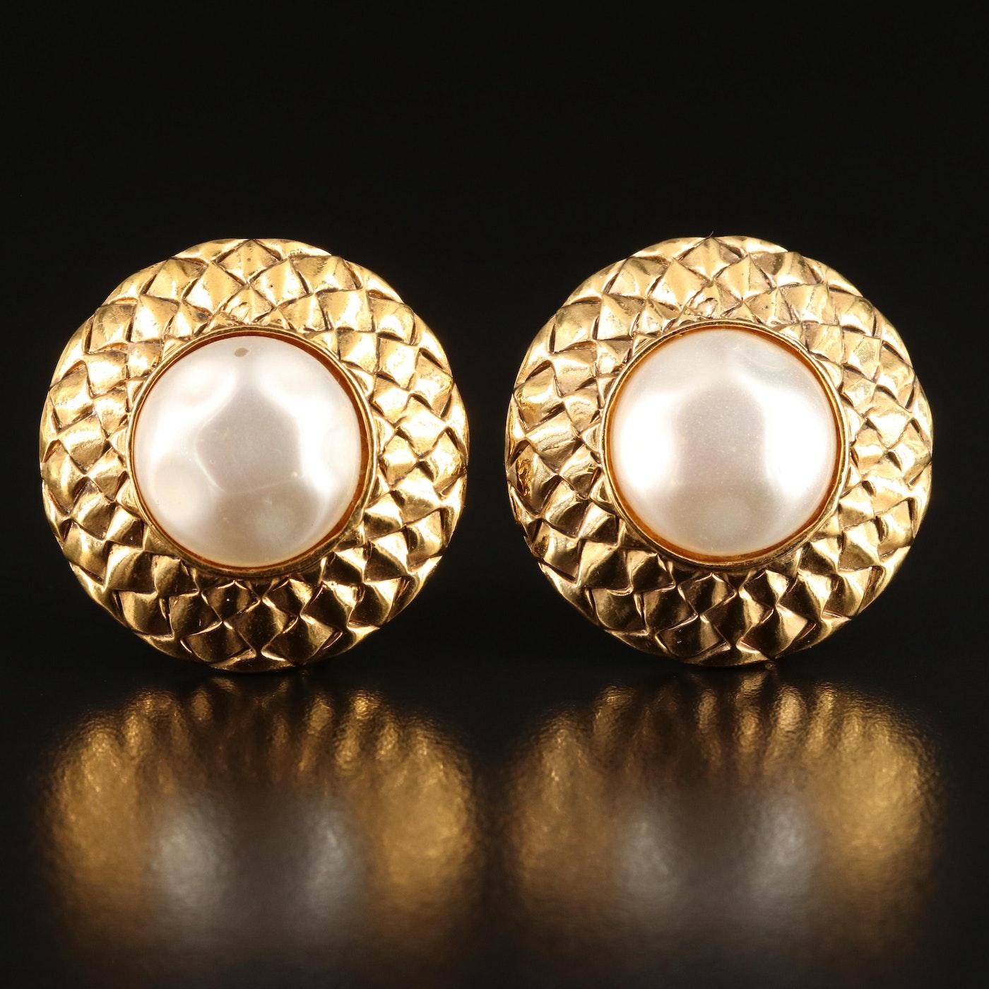 Vintage 80's Chanel Pearl Large Gold Circle Clip On Button Earrings W/ Box In Good Condition For Sale In Leesburg, VA