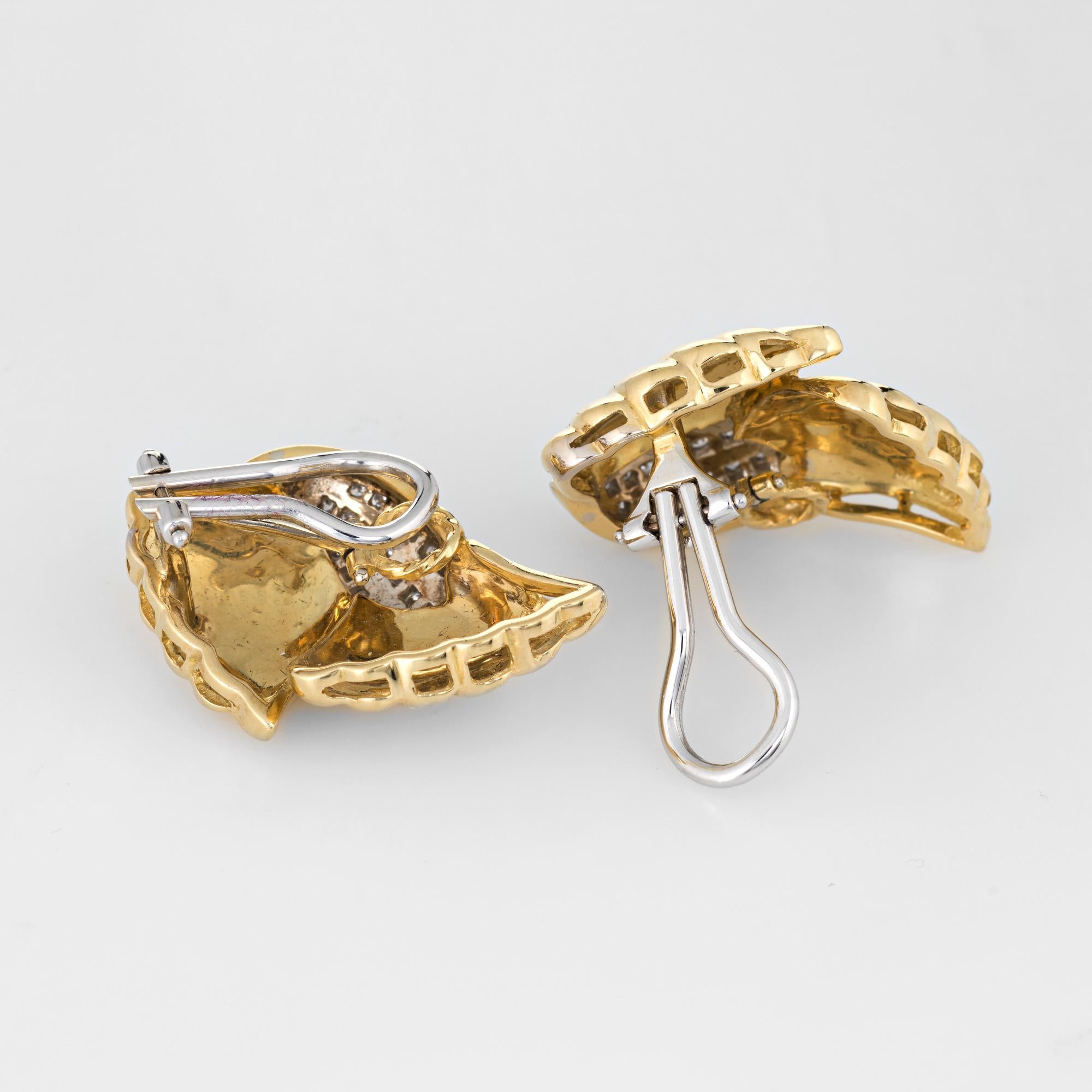Boucles d'oreilles cocktail élégantes en diamant, réalisées en or jaune 18 carats (vers les années 1980). 

44 diamants ronds de taille brillant totalisent un poids estimé à 0,60 carats (couleur estimée H-I et pureté VS2-SI1).

Les boucles