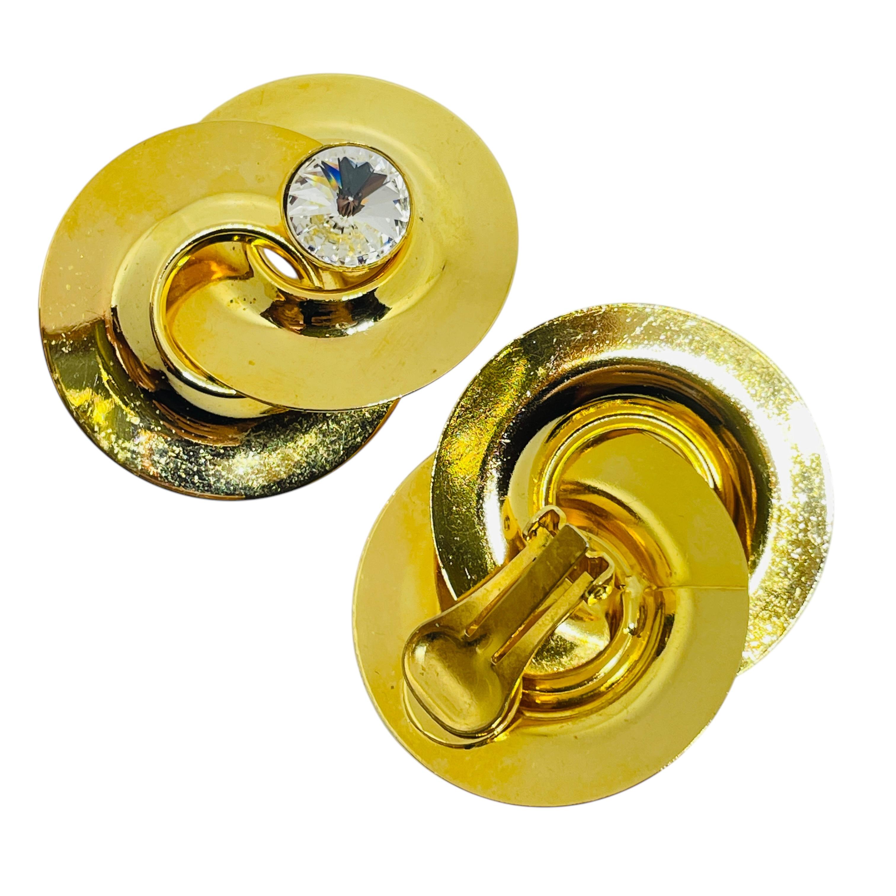 Vintage 80’s gold tone rhinestone massive designer clip on earrings In Good Condition For Sale In Palos Hills, IL