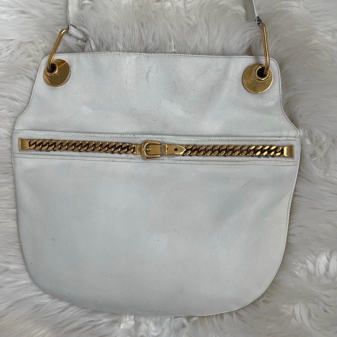 🖤 Vintage 80s Gucci White Shoulder Bag with Gold Belt Chain Across 🖤

This stunning white Gucci bag can fit all the daily necessities such as a phone, small water bottle, wallet, headphones, and more!

This bags exterior is covered with white
