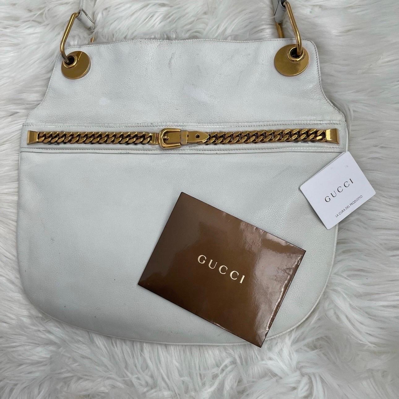 Vintage 80s Gucci GG White Shoulder Bag Crossbody with Gold Belt Chain Across In Fair Condition For Sale In Malibu, CA