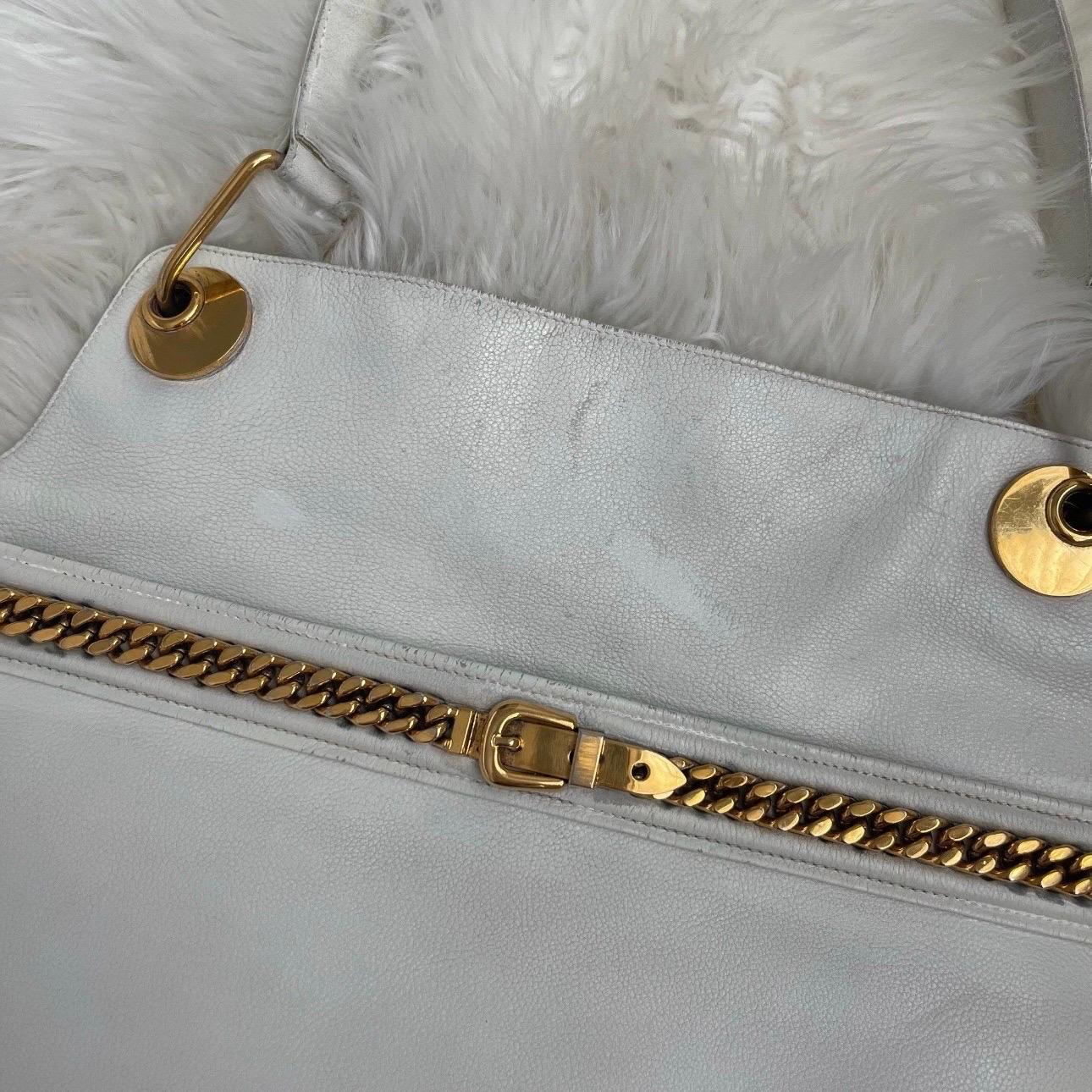 Vintage 80s Gucci GG White Shoulder Bag Crossbody with Gold Belt Chain Across For Sale 2