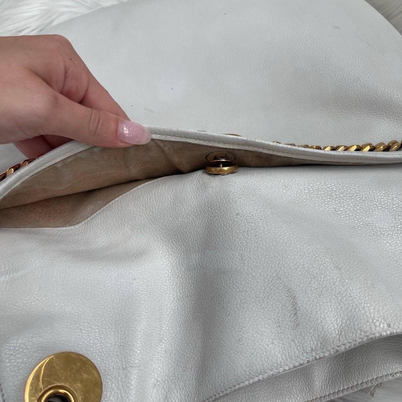 Gucci GG Sac à bandoulière vintage blanc à bandoulière avec chaîne de ceinture dorée, années 80 en vente 3