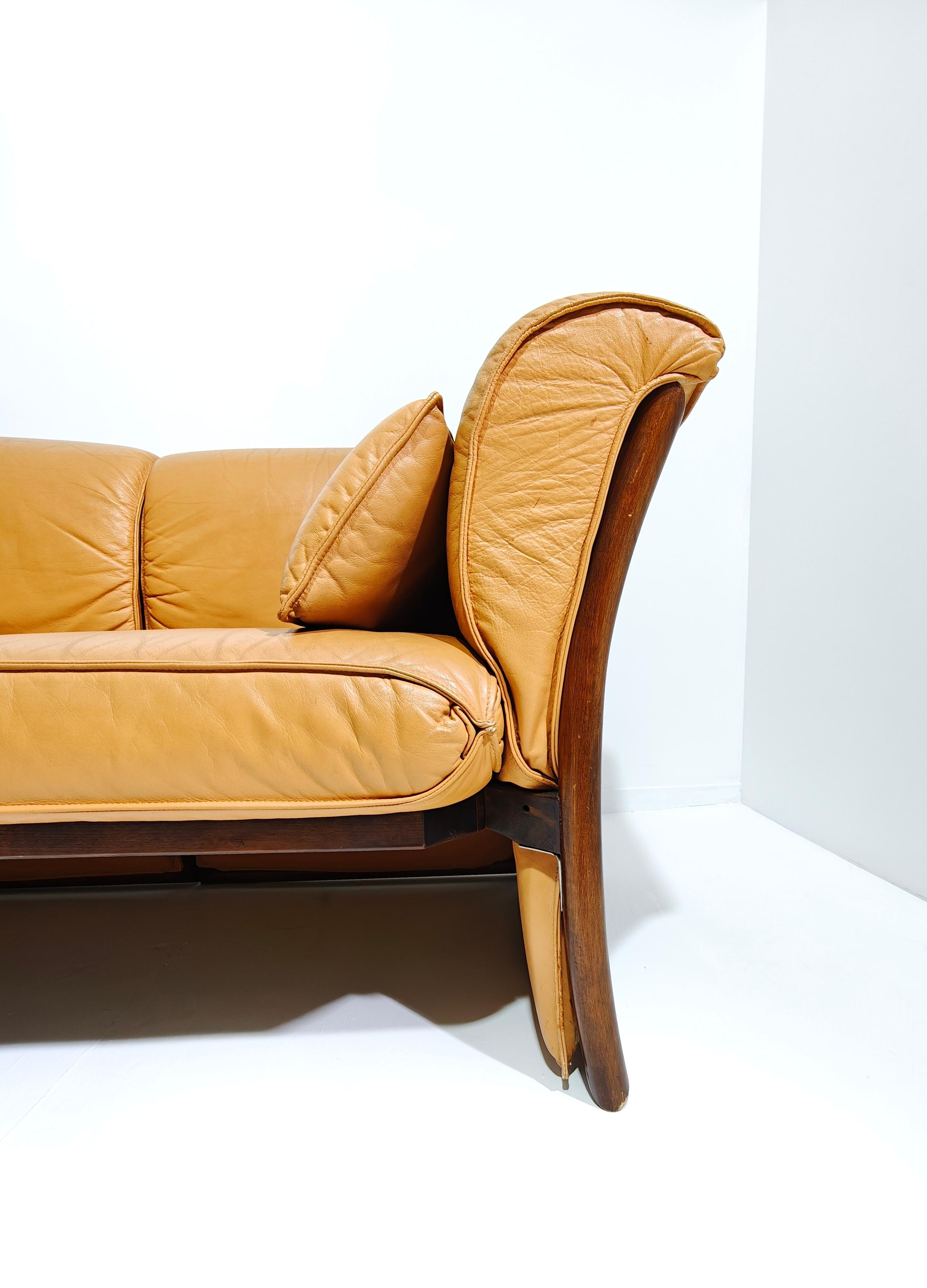 Vintage 80's Italian Modern Sofa in Cognac Leather and Wood For Sale 7