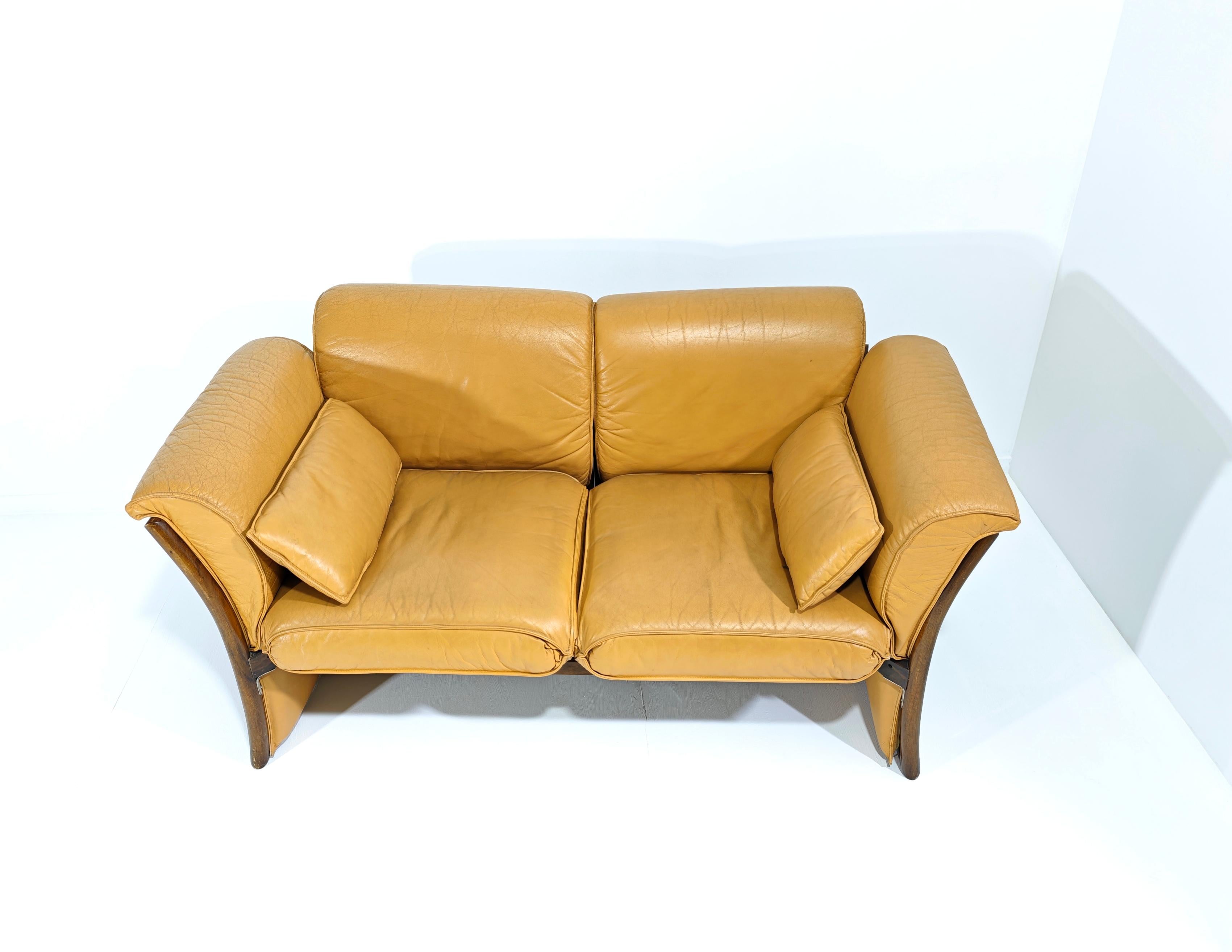Vintage 80's Italian Modern Sofa in Cognac Leather and Wood For Sale 8