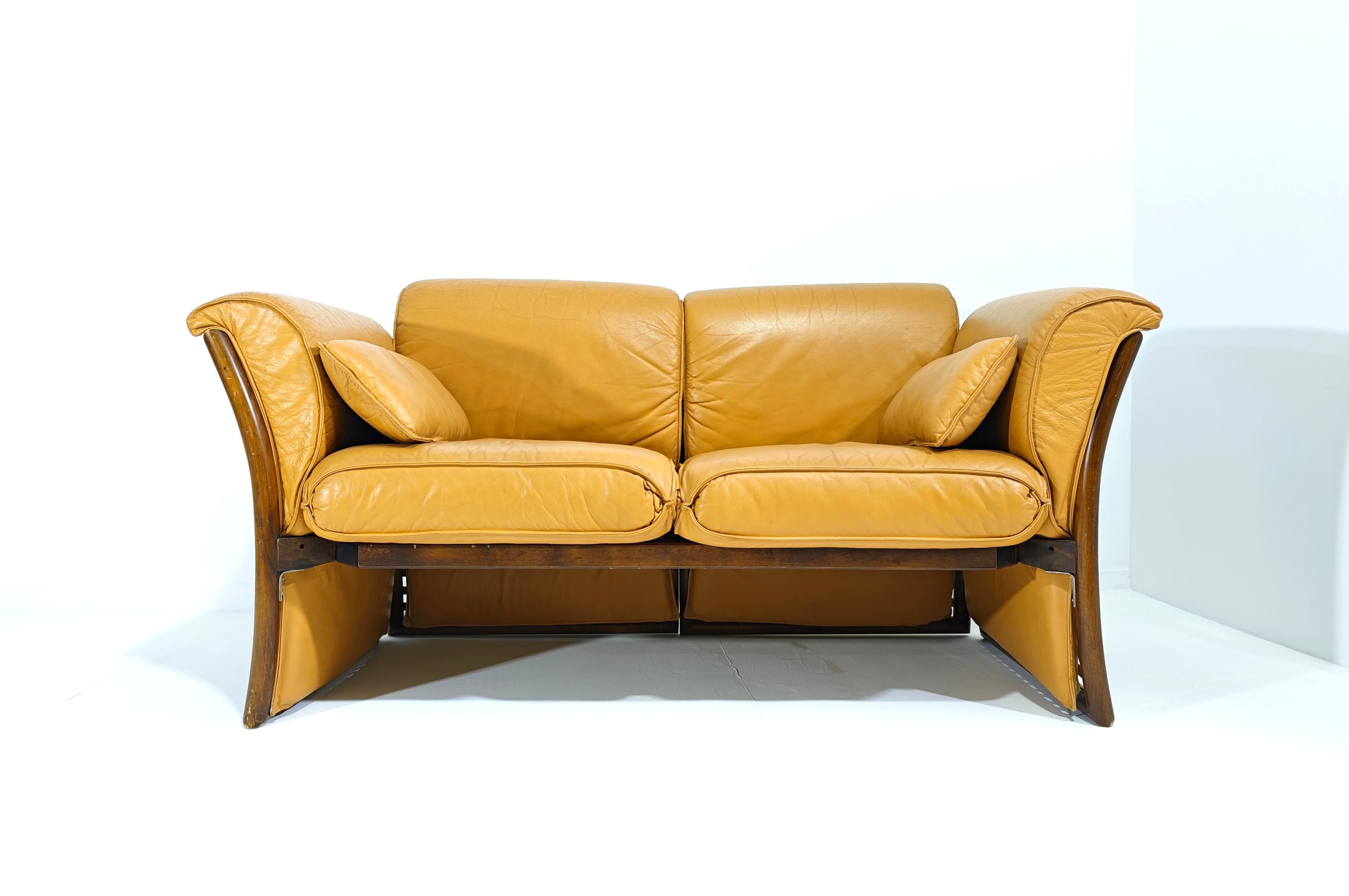 Vintage 80's Italian Modern Sofa in Cognac Leather and Wood For Sale 9