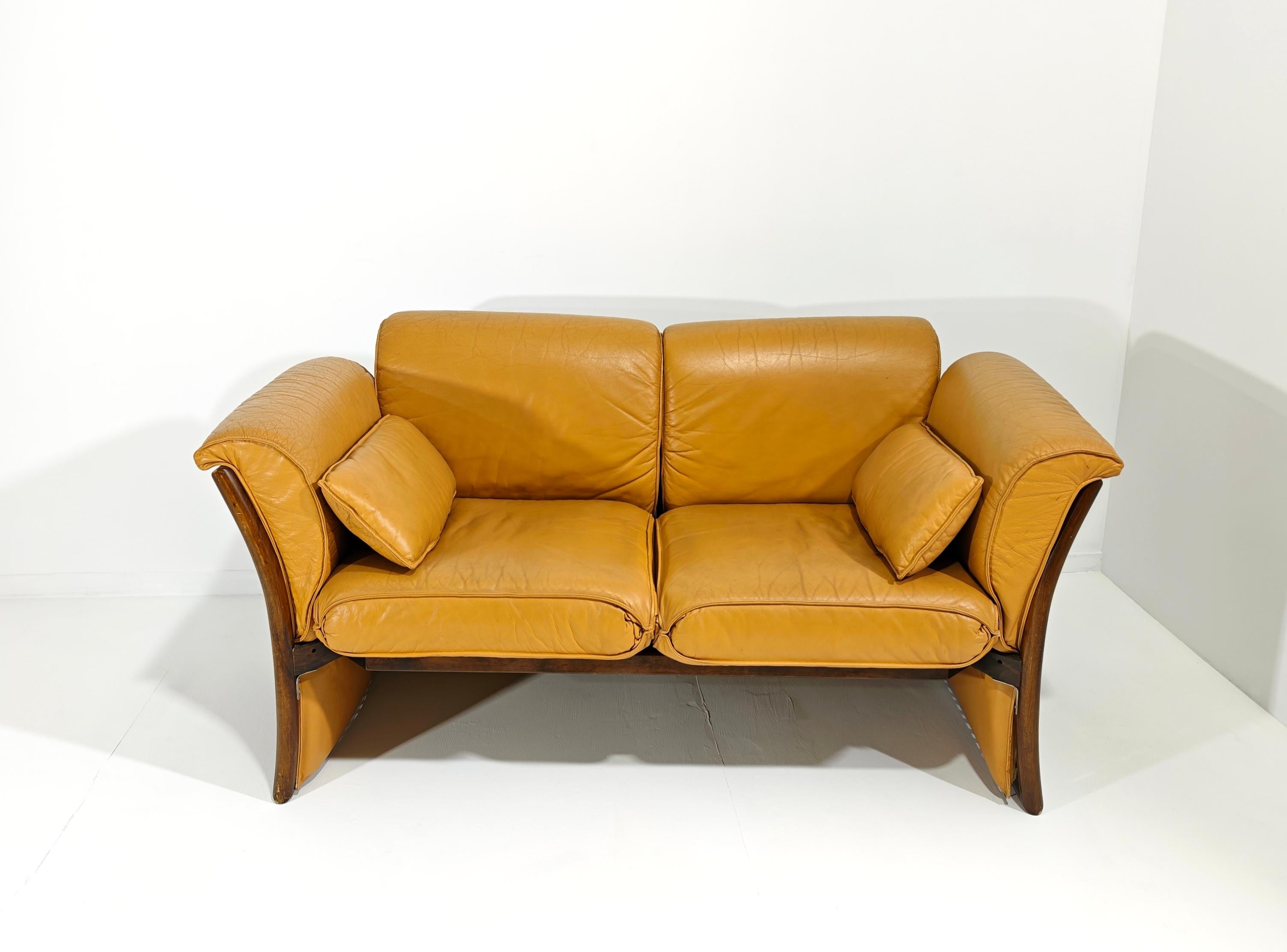 Vintage 80's Italian Modern Sofa in Cognac Leather and Wood In Fair Condition For Sale In Palermo, IT