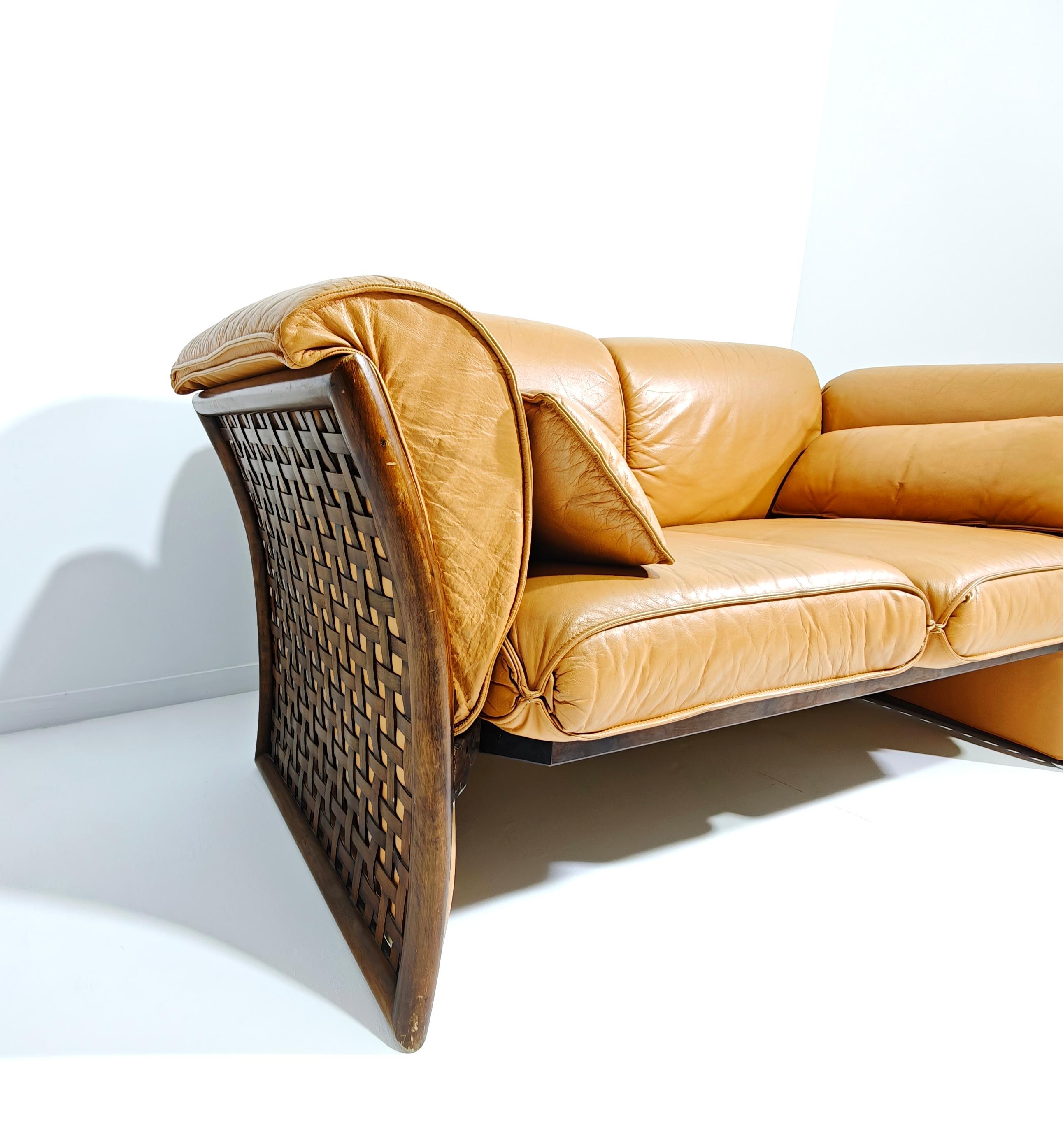 Vintage 80's Italian Modern Sofa in Cognac Leather and Wood For Sale 1
