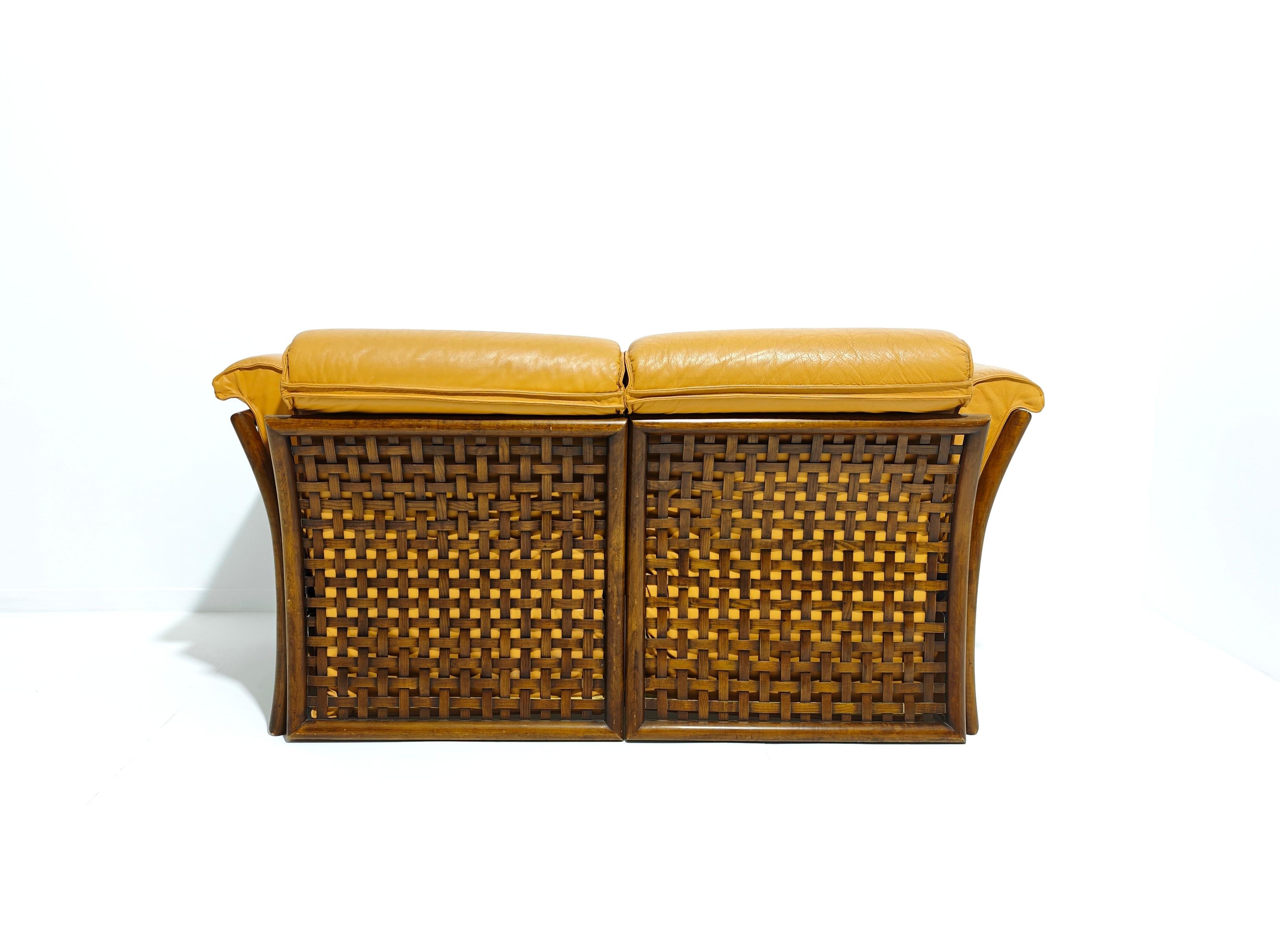 Vintage 80's Italian Modern Sofa in Cognac Leather and Wood For Sale 3