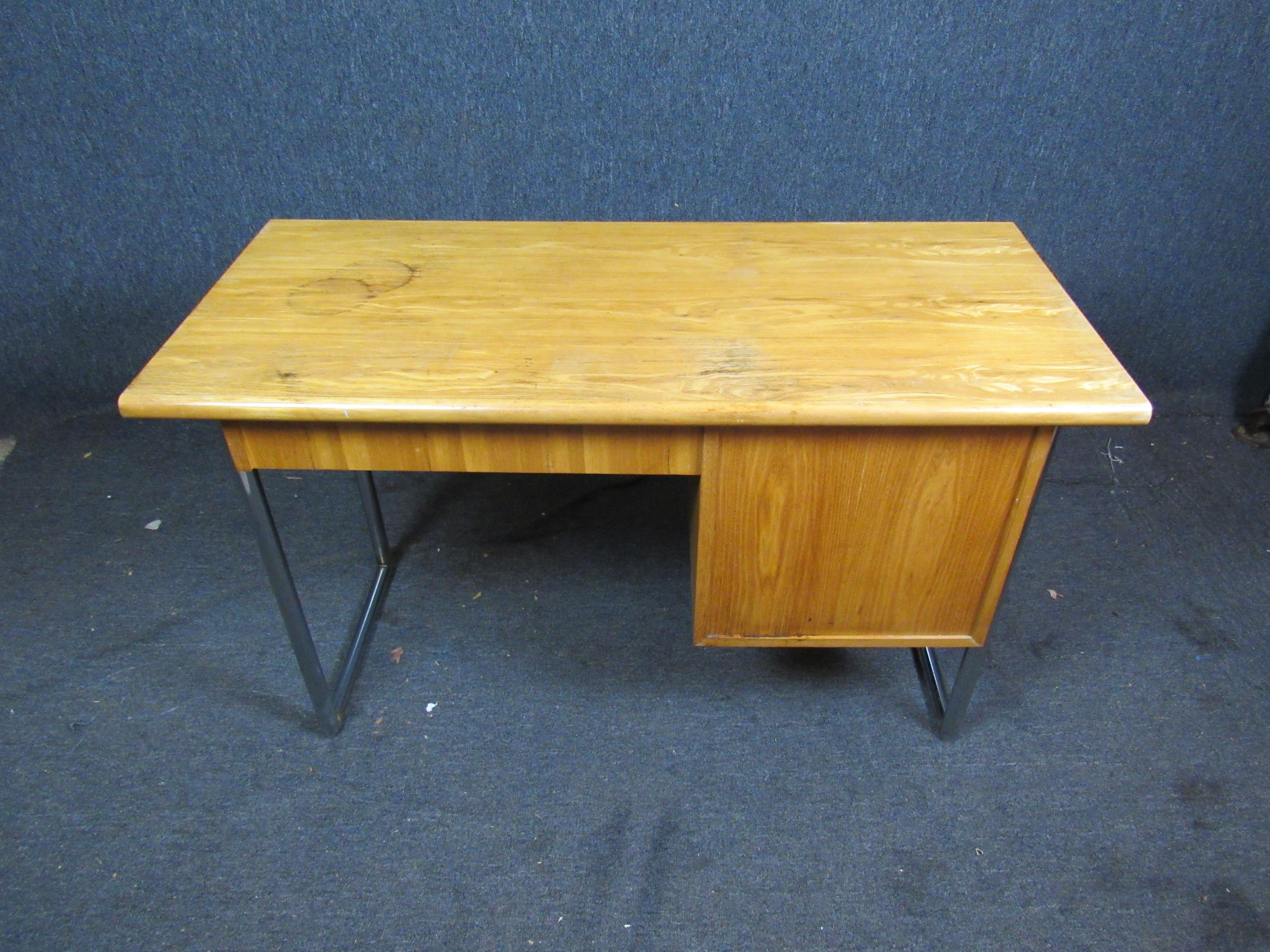 Vintage '80s Maple Writing Desk by Thomasville In Good Condition For Sale In Brooklyn, NY