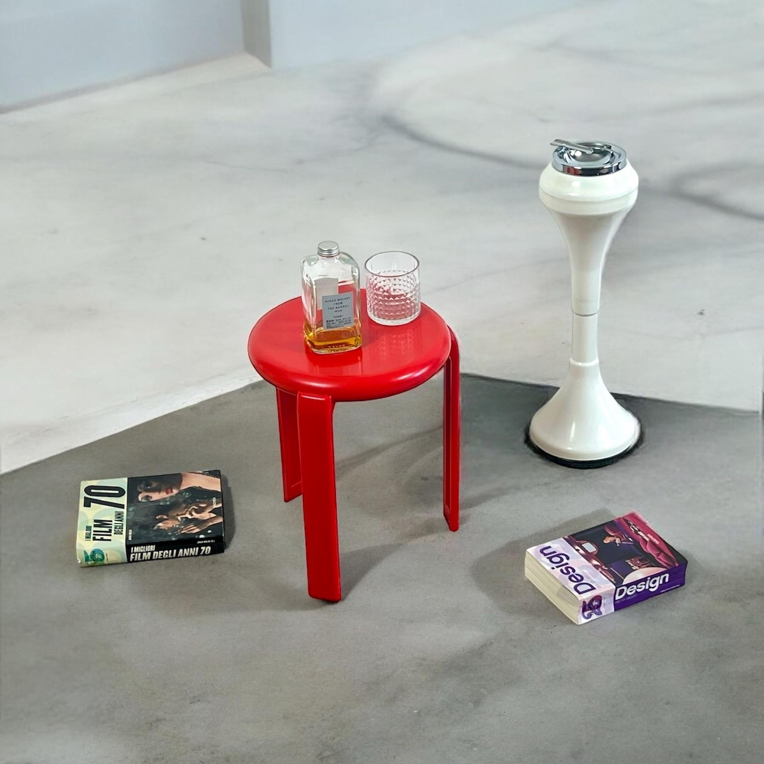 Sgabello minimalista vintage anni '80 'Trix' di Metalplastica Lucchese in melamina rossa 4