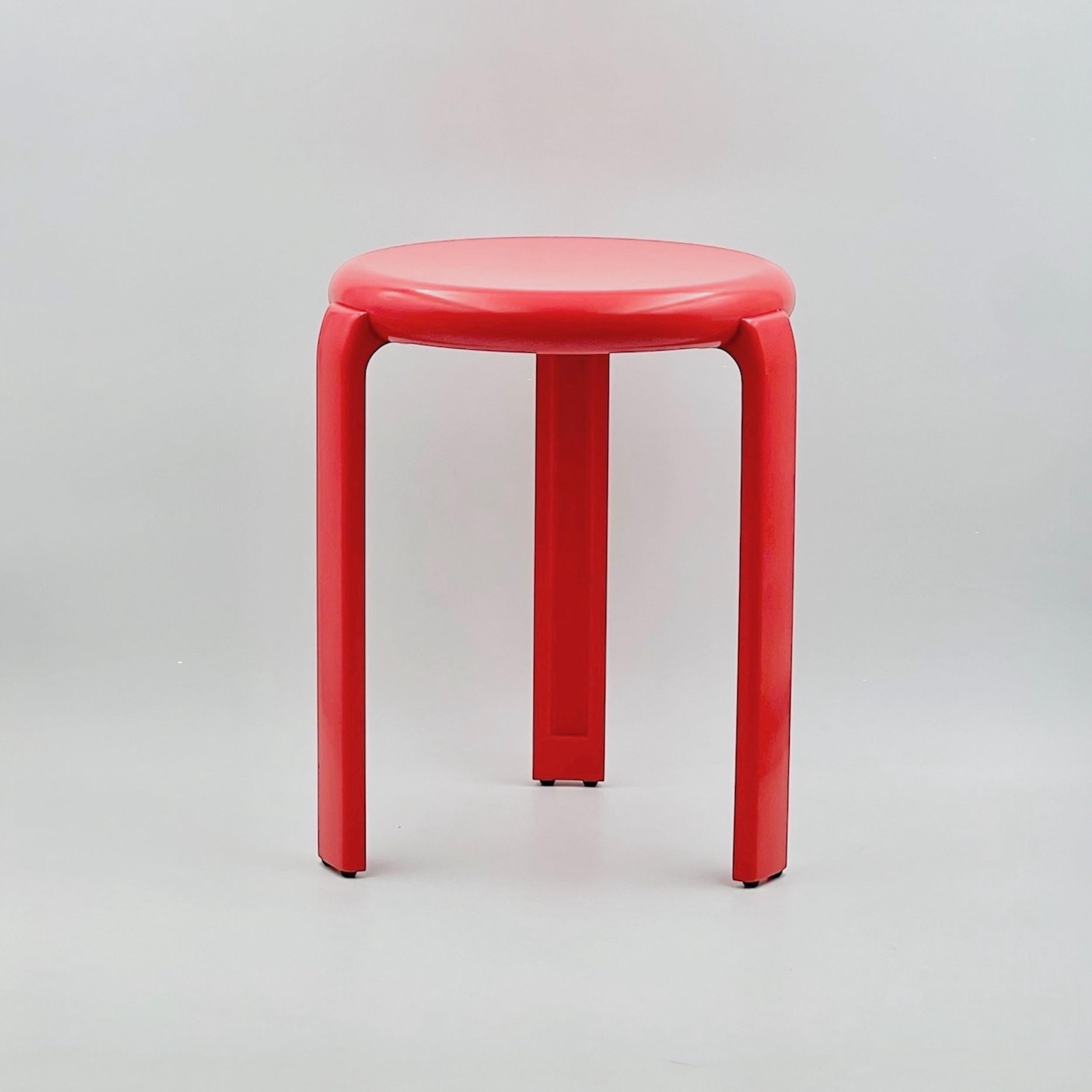 Immergiti nel fascino raffinato del design anni '80 con lo sgabello Trix in melamina rossa di Metalplastica Lucchese. Questa elegante seduta riflette l'eleganza minimalista della sua epoca, bilanciando la funzionalità con un'estetica impeccabile. La