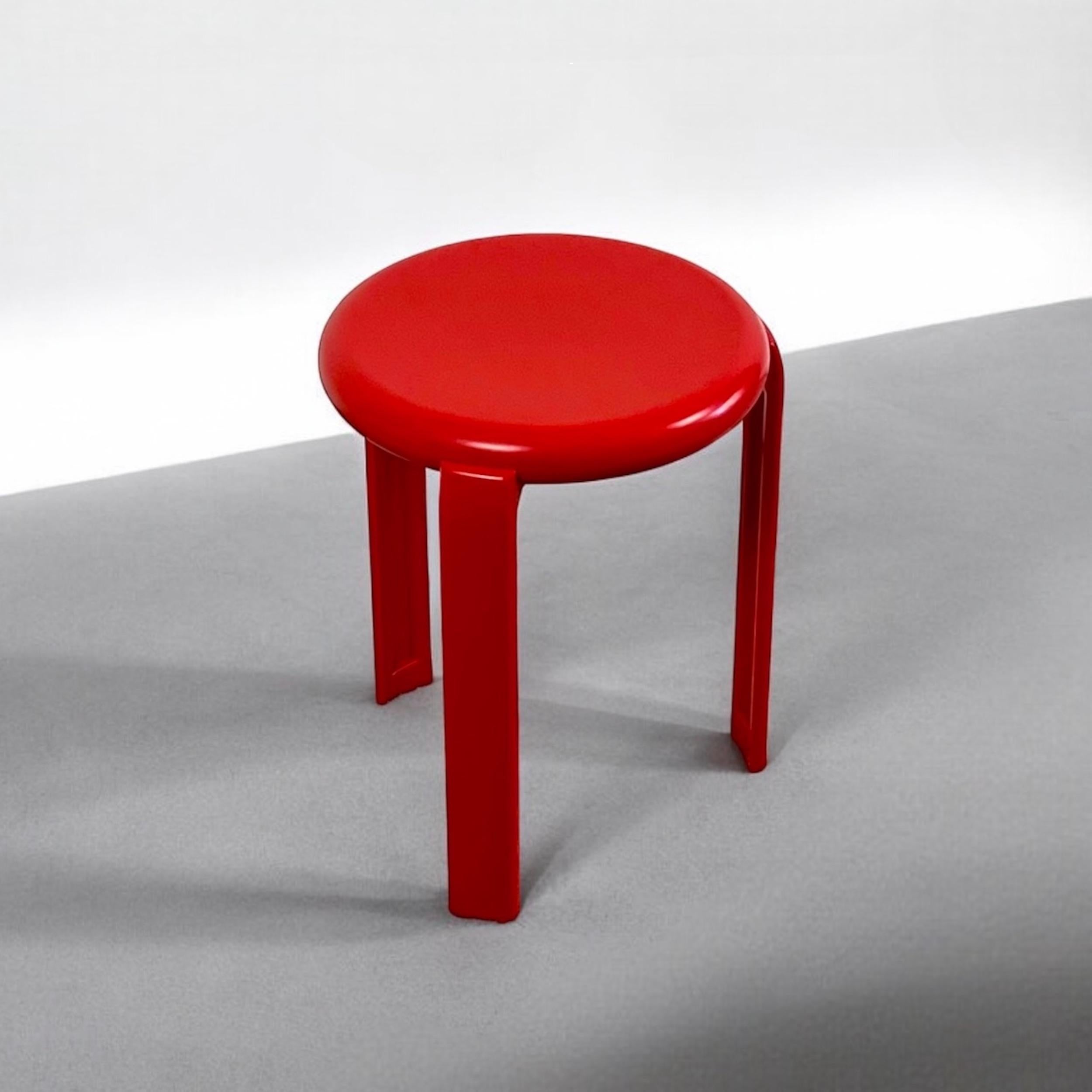 Minimalismo Sgabello minimalista vintage anni '80 'Trix' di Metalplastica Lucchese in melamina rossa