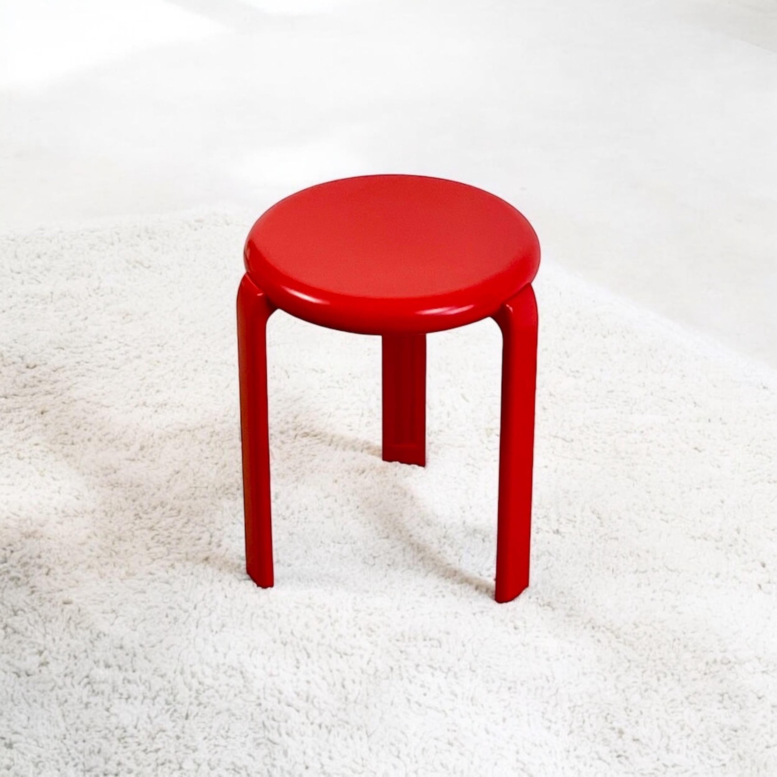 Fine XX secolo Sgabello minimalista vintage anni '80 'Trix' di Metalplastica Lucchese in melamina rossa