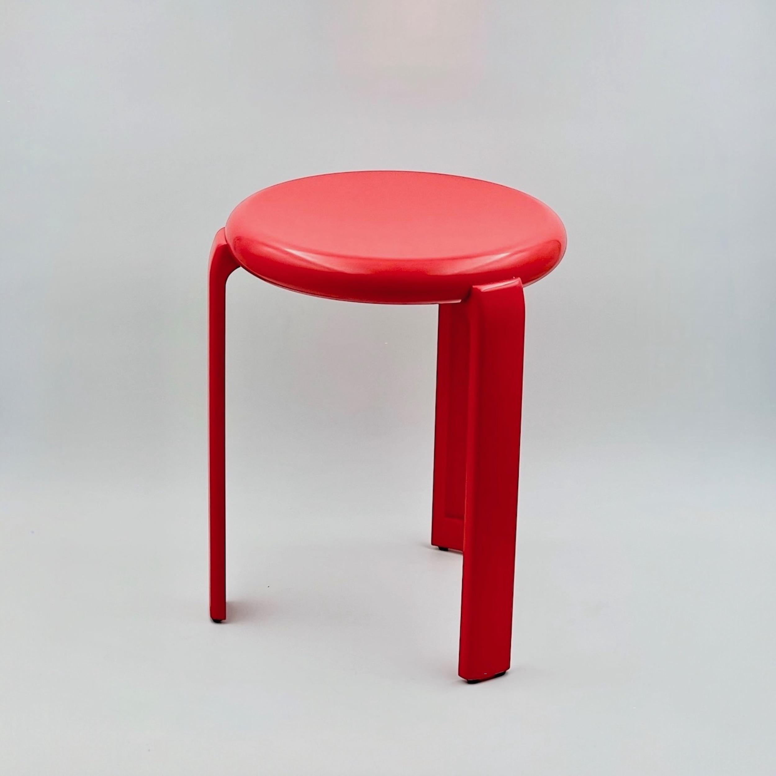 Plastica Sgabello minimalista vintage anni '80 'Trix' di Metalplastica Lucchese in melamina rossa