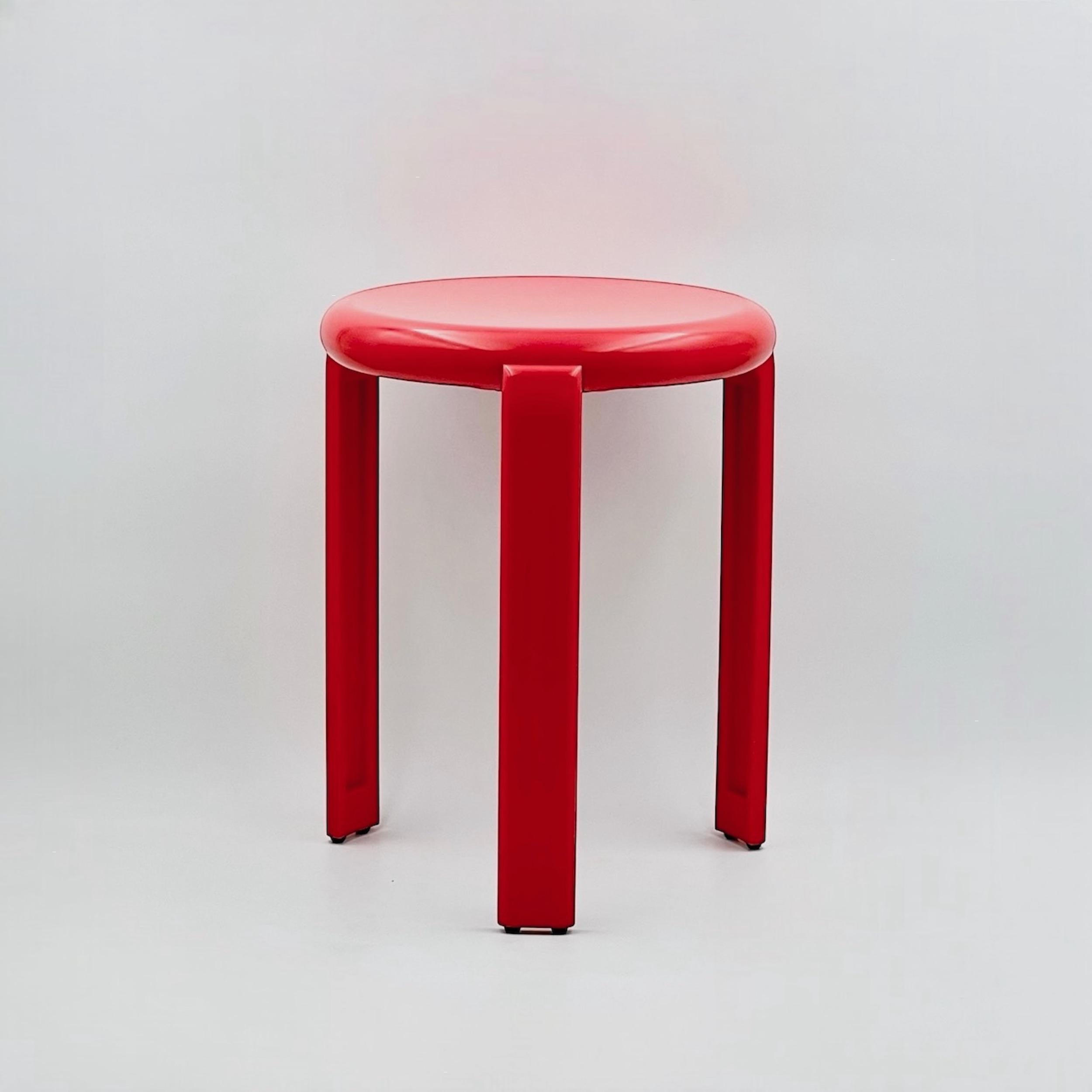 Sgabello minimalista vintage anni '80 'Trix' di Metalplastica Lucchese in melamina rossa 2