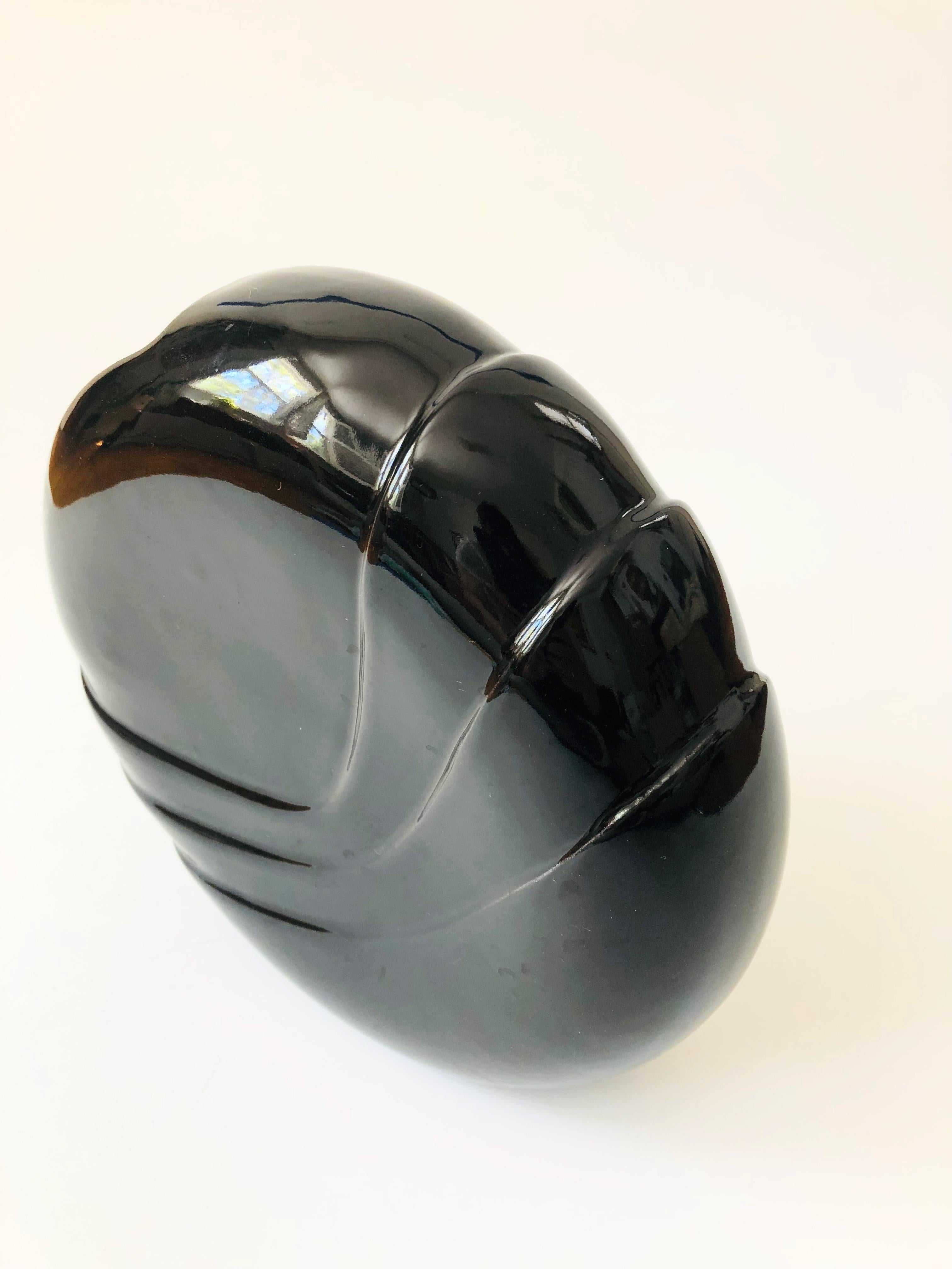 Moderne schwarze runde Vintage-Vase mit Prägung aus den 80er Jahren im Zustand „Gut“ im Angebot in Vallejo, CA