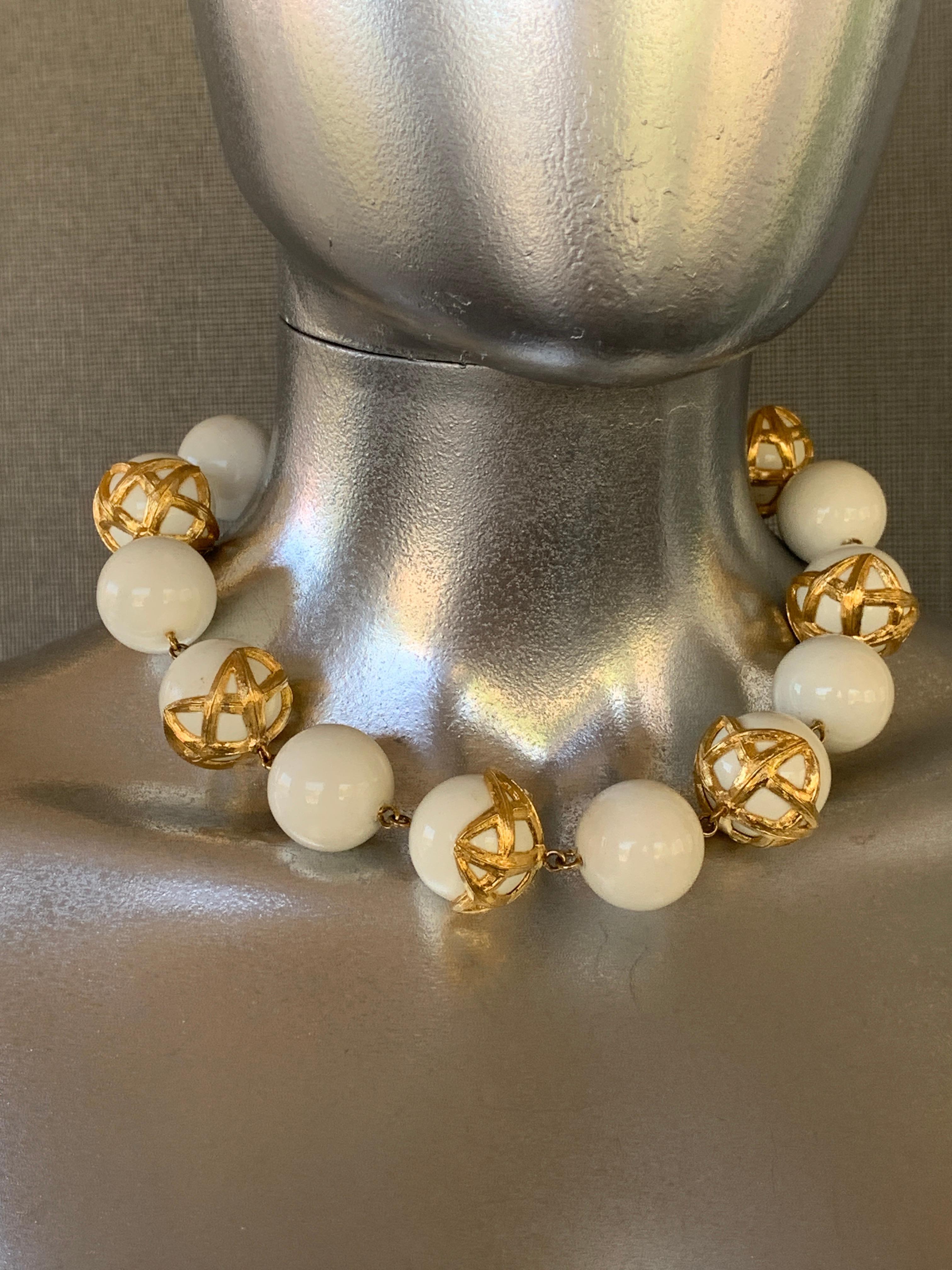 Vintage 80er Monet Glam Gold Bambus umwickelte weiße Kugel-Halskette Damen im Angebot