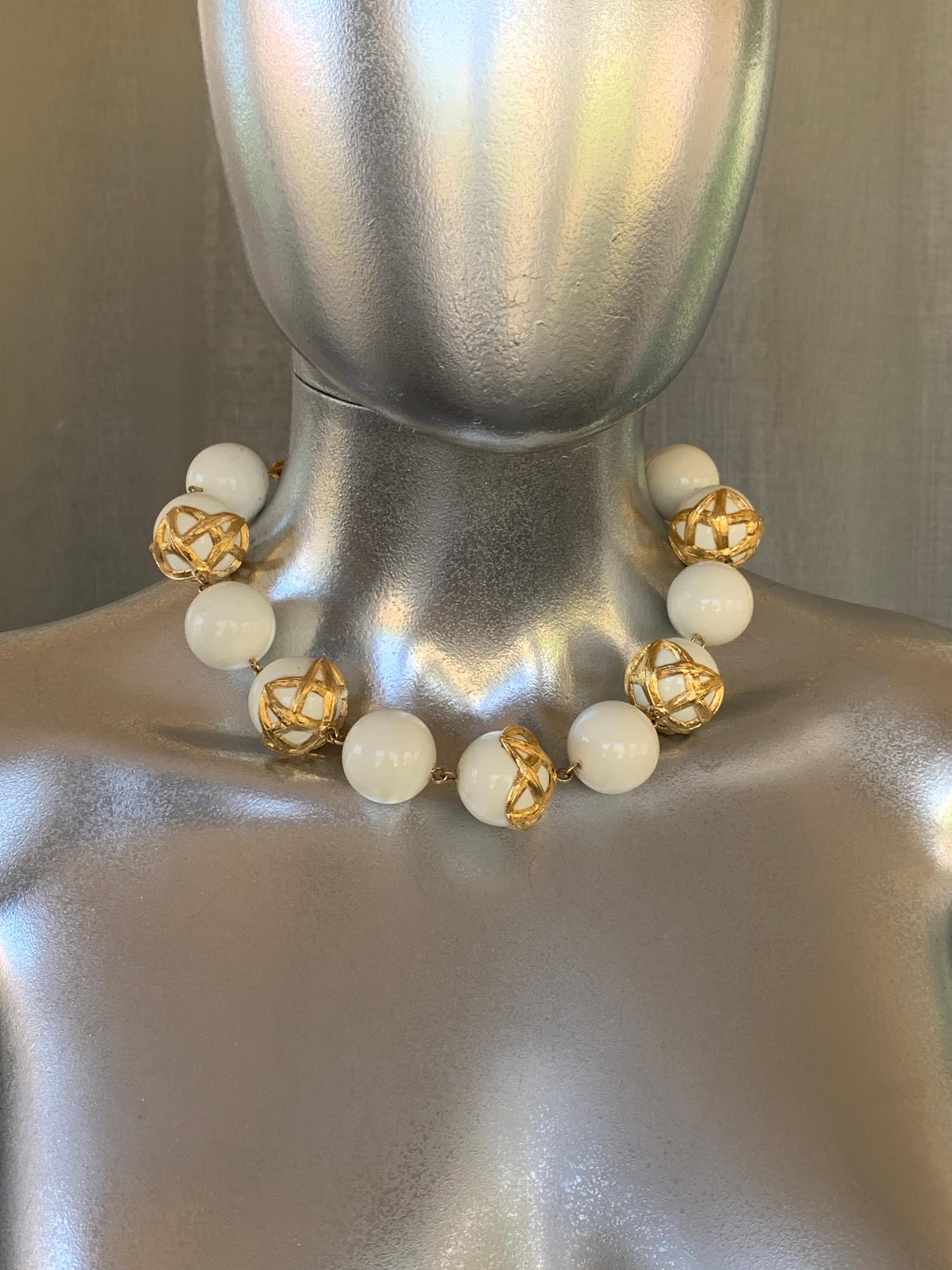 Vintage 80er Monet Glam Gold Bambus umwickelte weiße Kugel-Halskette im Angebot 5