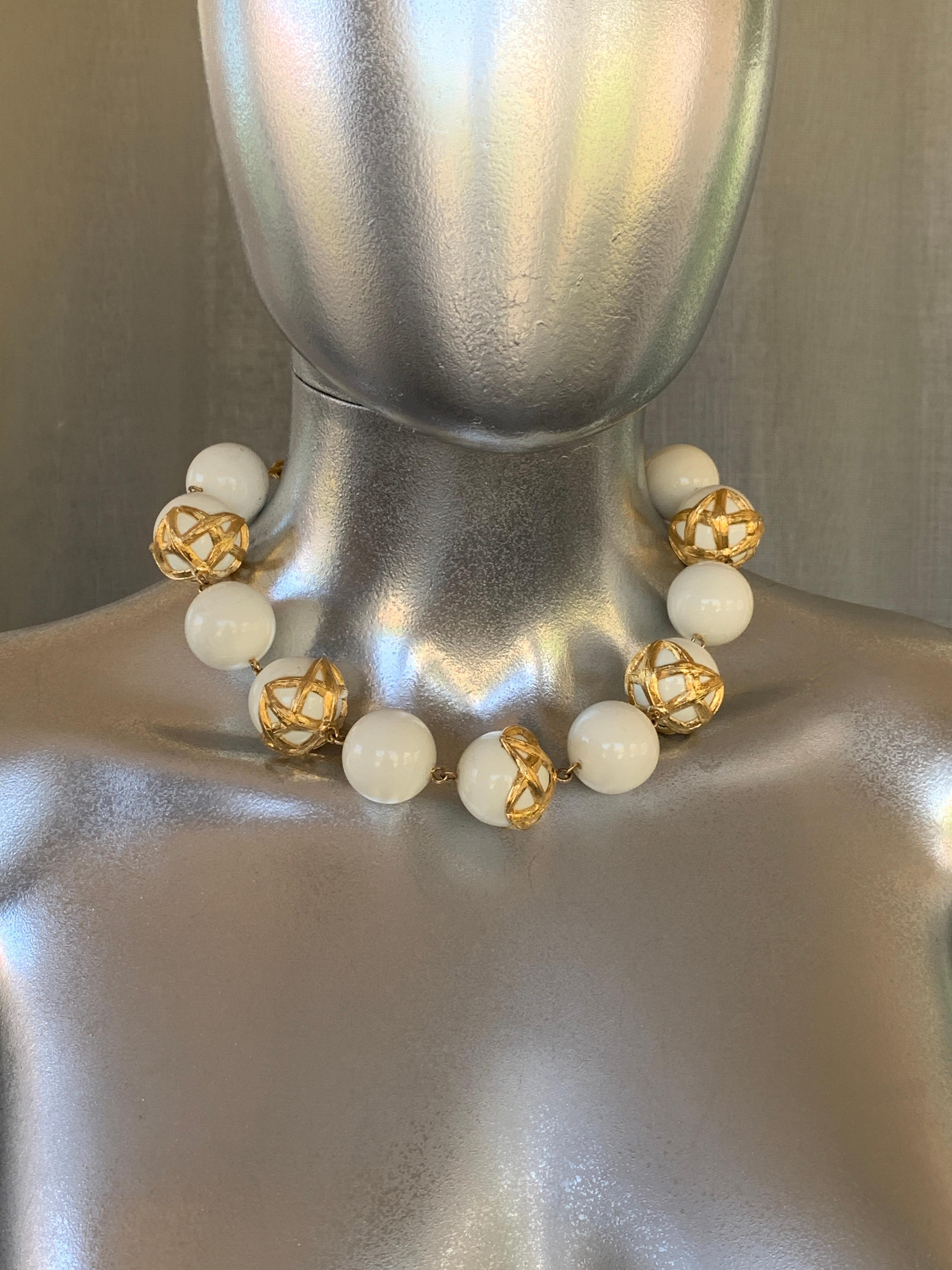Collar Vintage 80s Monet Glam Esfera Blanca Envuelta en Bambú Dorado en venta 5