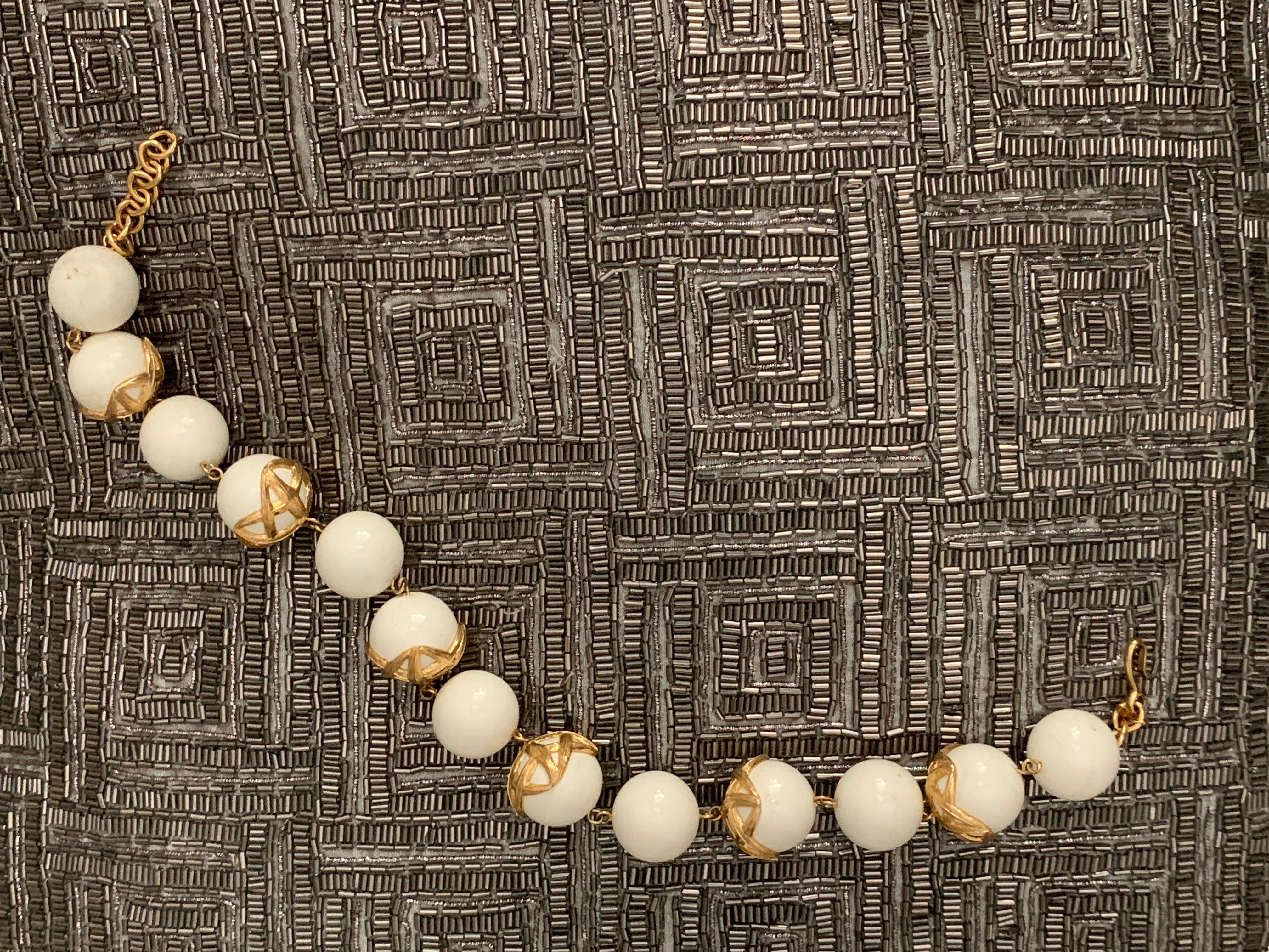 Vintage 80er Monet Glam Gold Bambus umwickelte weiße Kugel-Halskette im Angebot 1