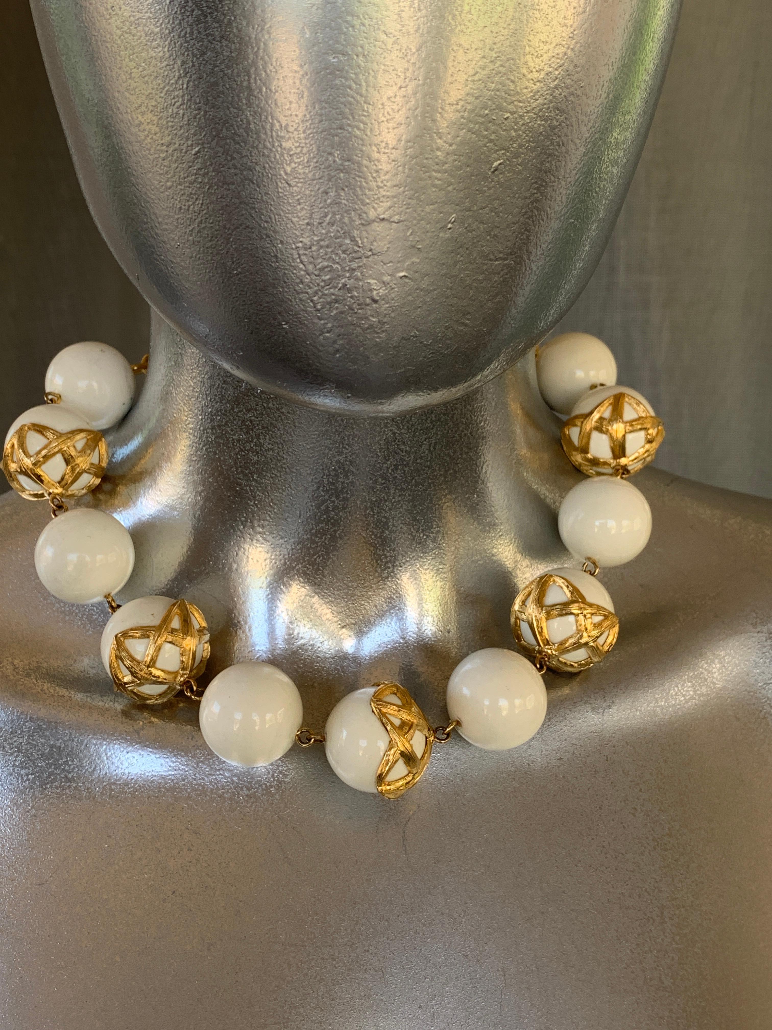 Vintage 80er Monet Glam Gold Bambus umwickelte weiße Kugel-Halskette im Angebot 6