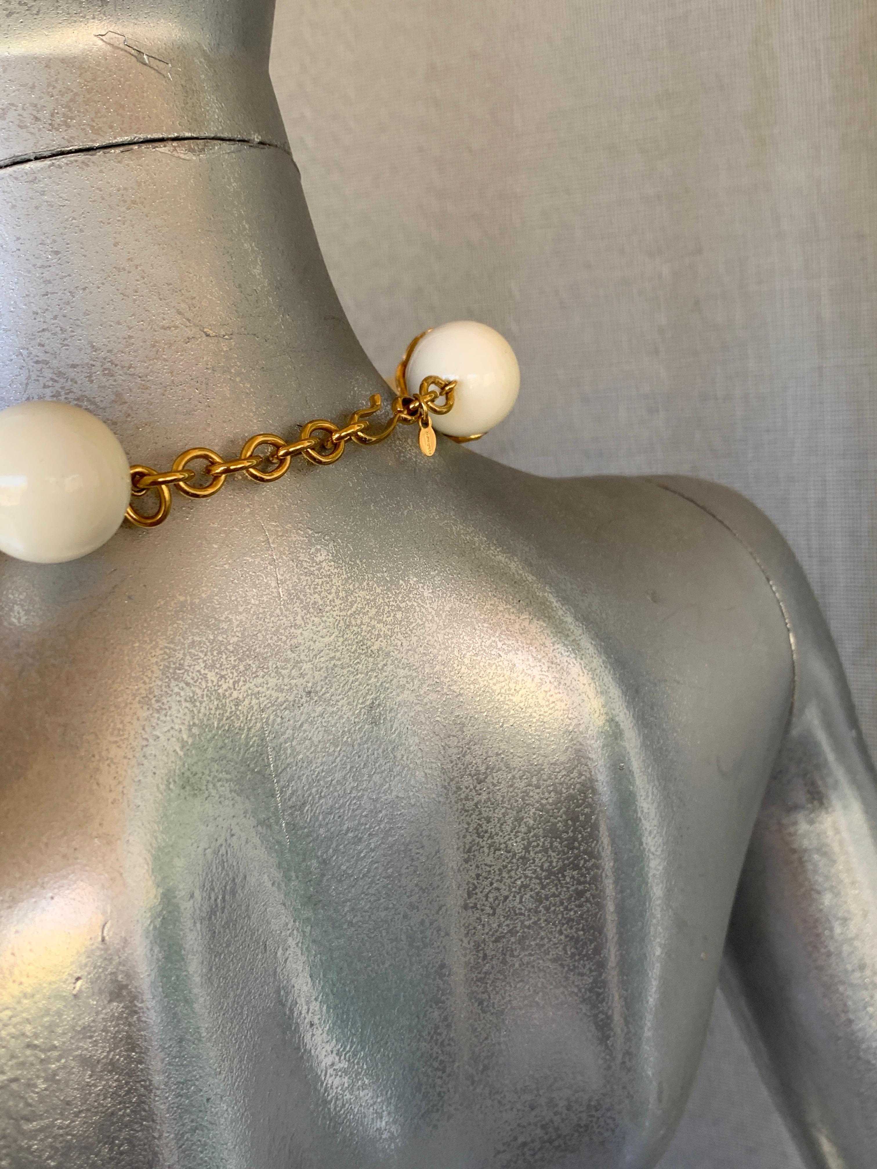 Vintage 80s Monet Glam Gold Bamboo Wrapped White Sphere Neclace In Good Condition For Sale In Palm Springs, CA