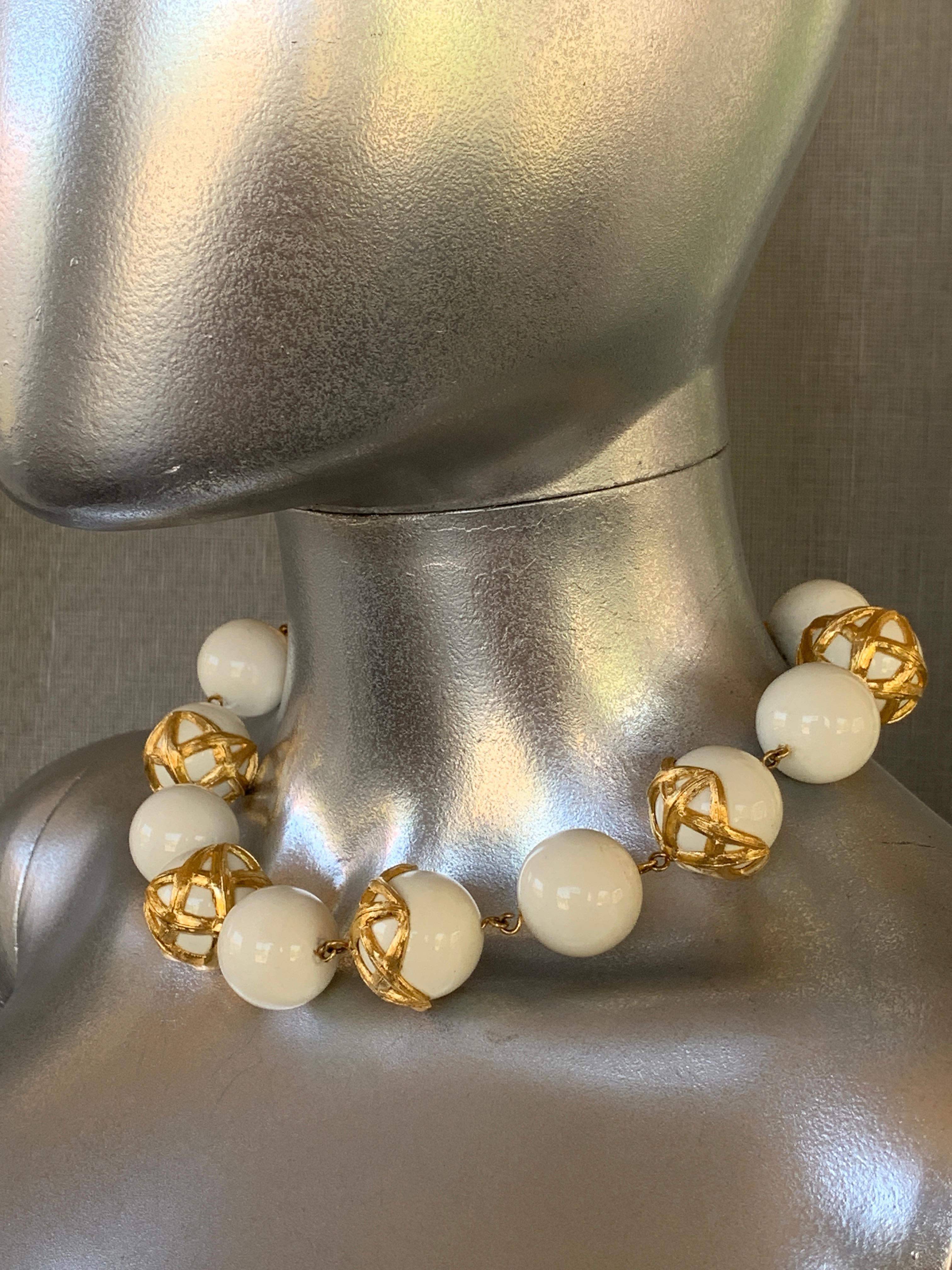 Vintage 80s Monet Glam Gold Bamboo Wrapped White Sphere Neclace en vente 3