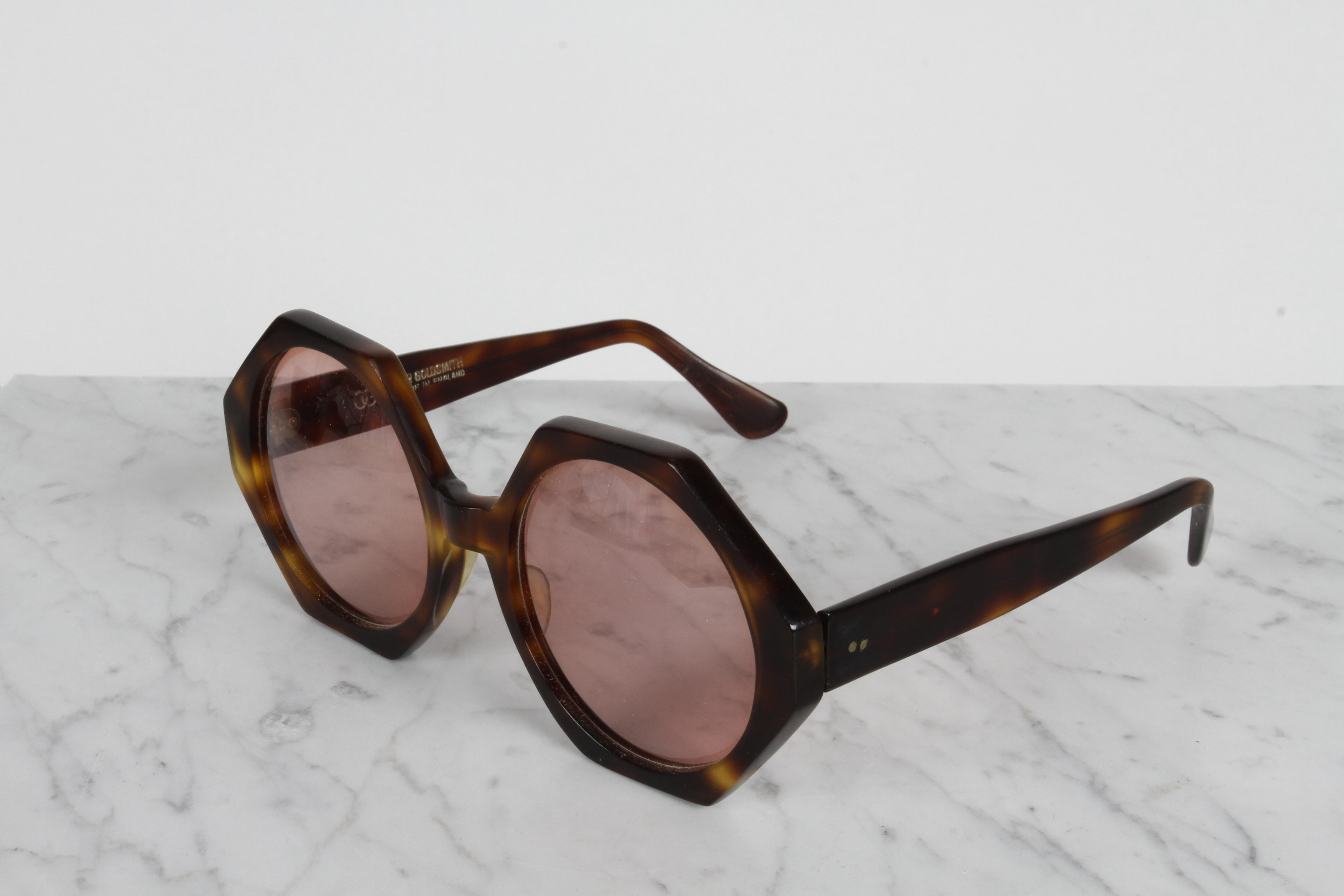 Occhiali da sole vintage anni '80 Oliver Goldsmith HEX con montatura tartaruga e lenti rosa fatti a mano in vendita 3