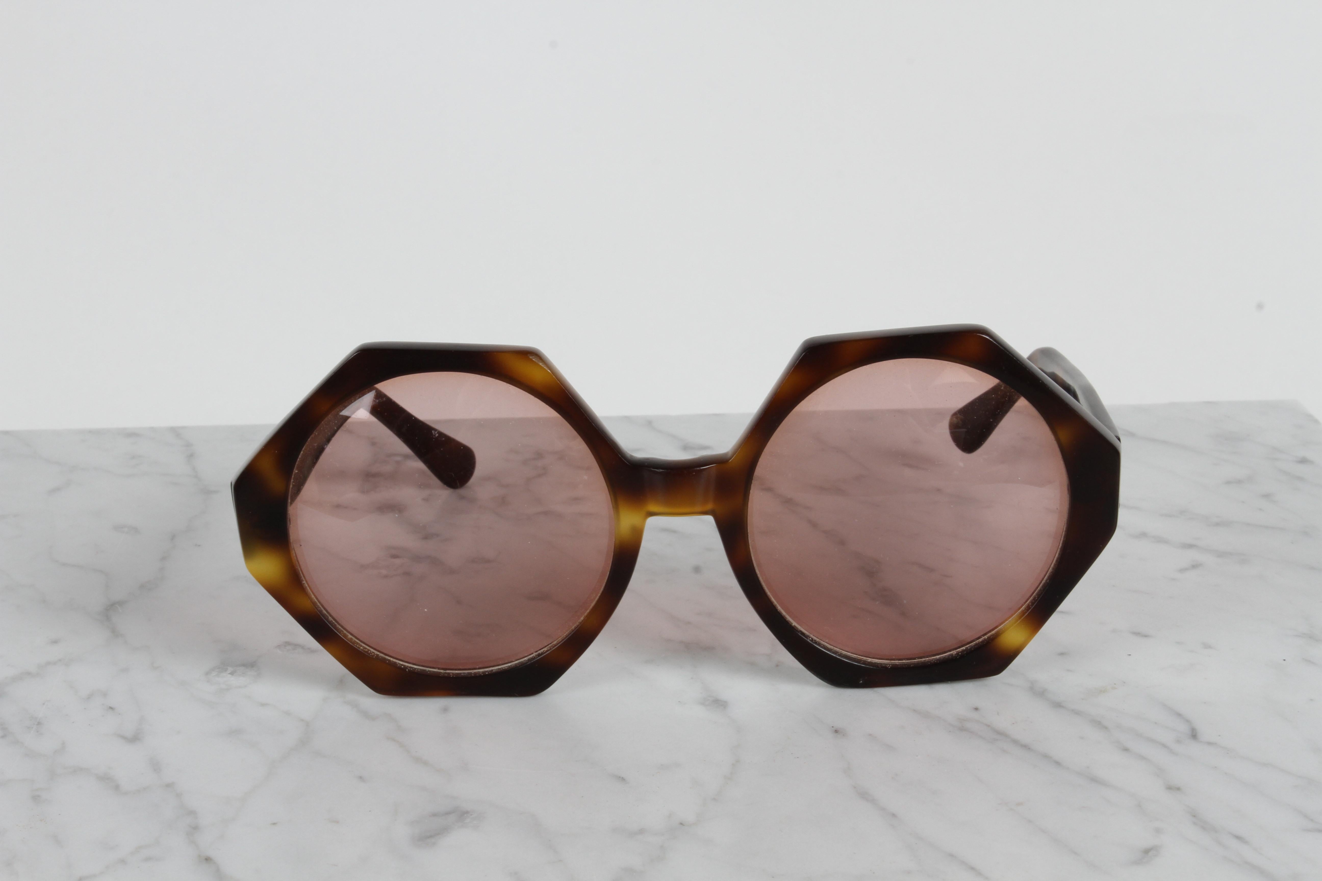 Occhiali da sole vintage anni '80 Oliver Goldsmith HEX con montatura tartaruga e lenti rosa fatti a mano in vendita 4