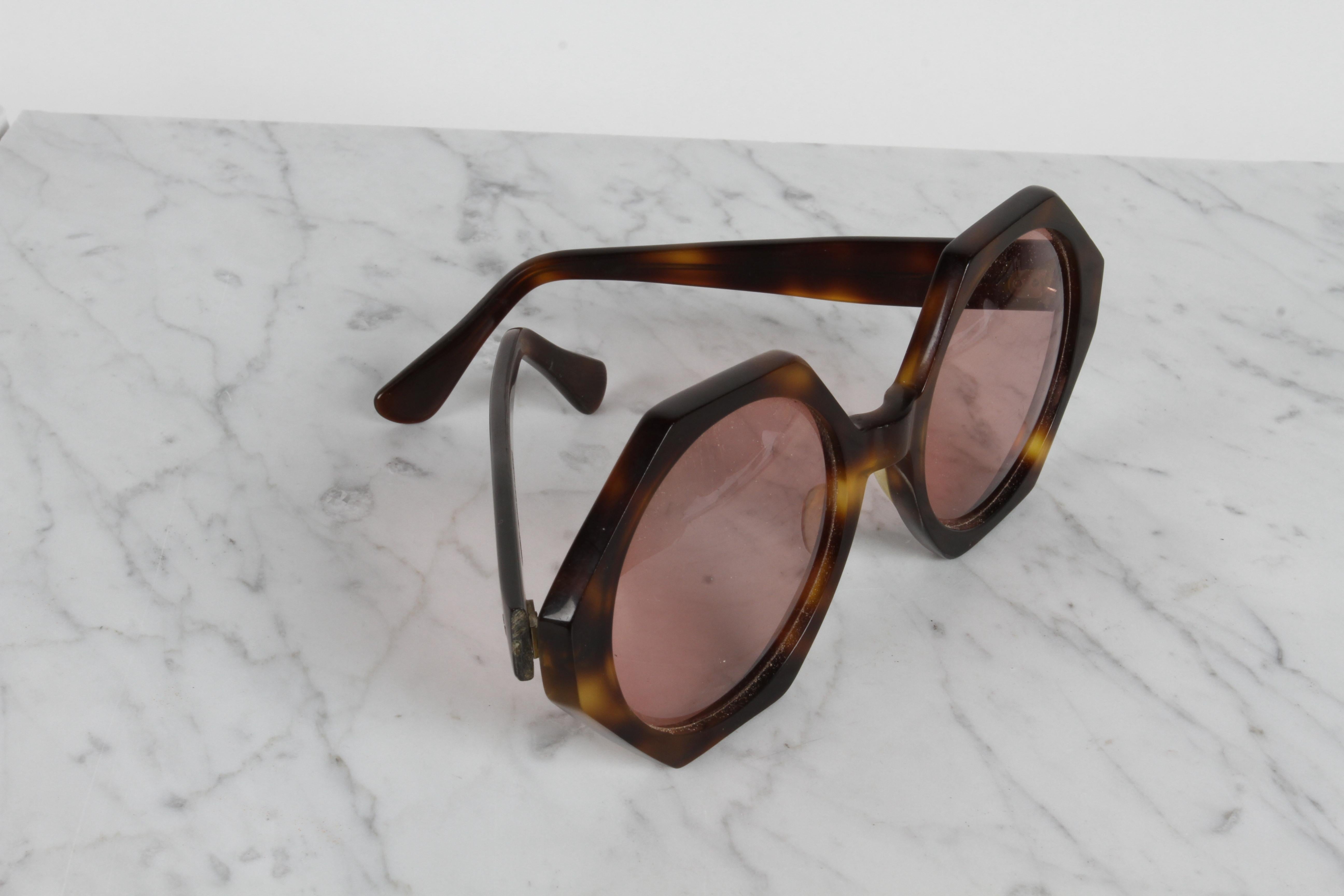Occhiali da sole vintage anni '80 Oliver Goldsmith HEX con montatura tartaruga e lenti rosa fatti a mano in vendita 6