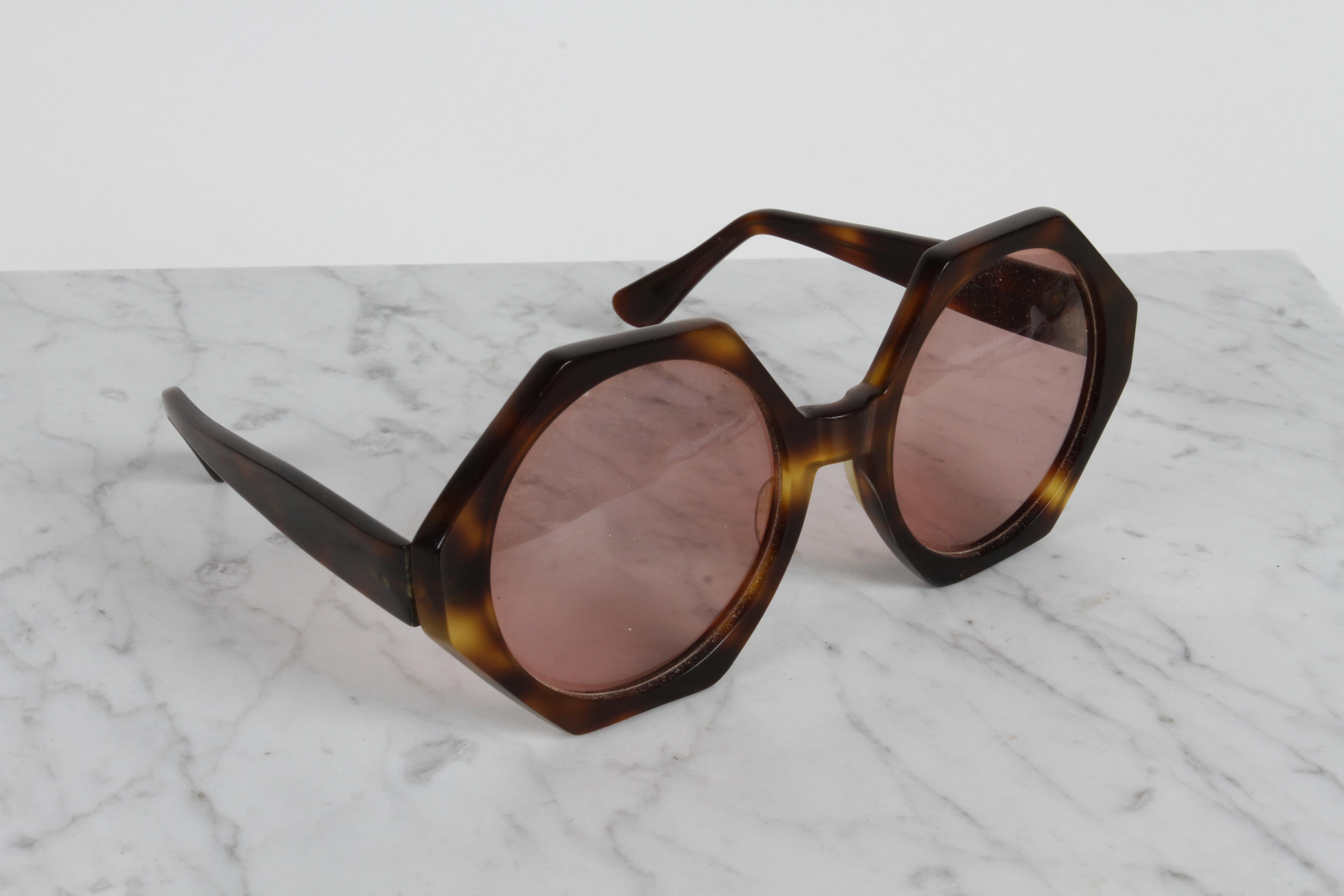 Hollywood Regency Occhiali da sole vintage anni '80 Oliver Goldsmith HEX con montatura tartaruga e lenti rosa fatti a mano in vendita