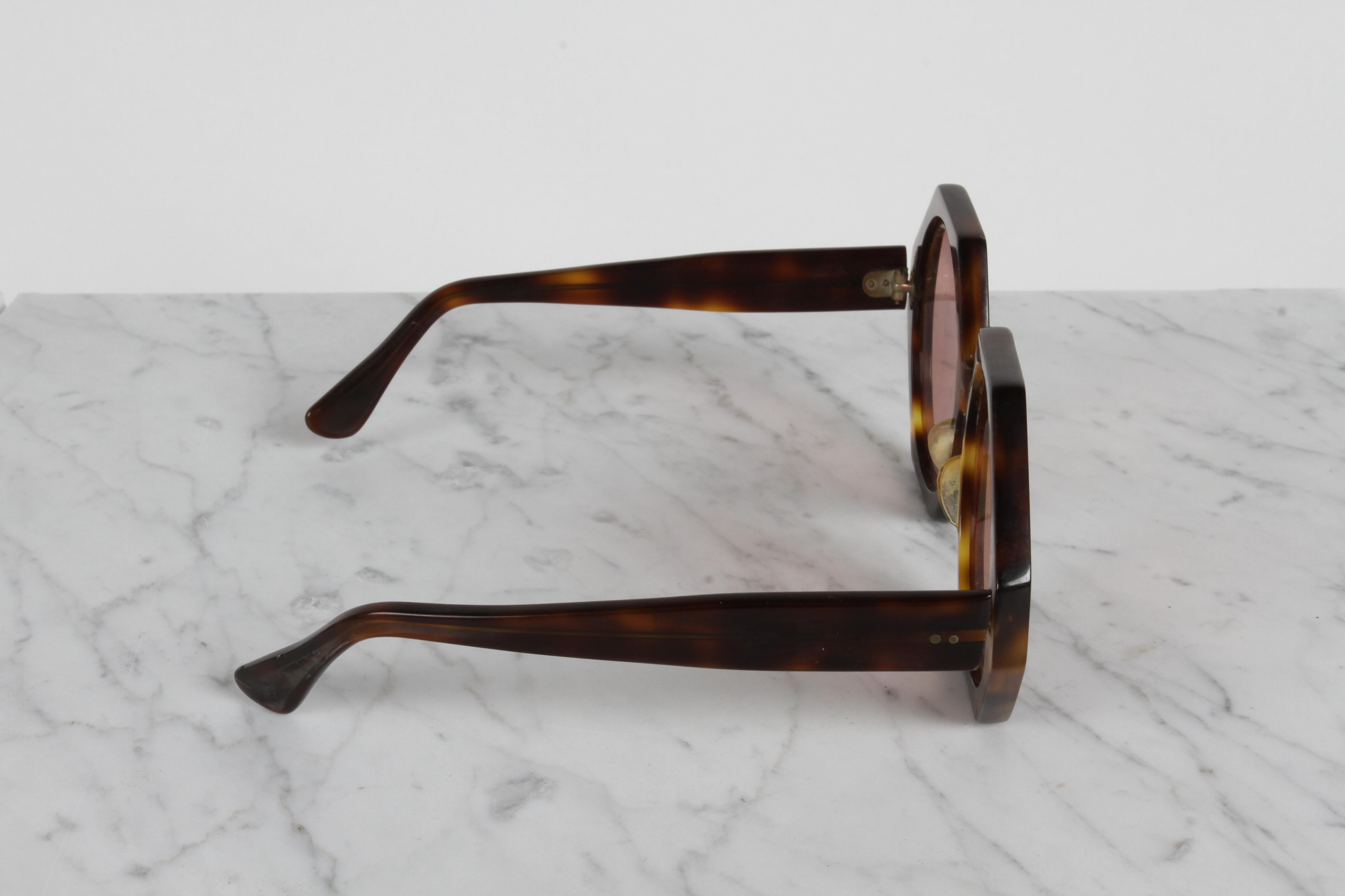 Inglese Occhiali da sole vintage anni '80 Oliver Goldsmith HEX con montatura tartaruga e lenti rosa fatti a mano in vendita