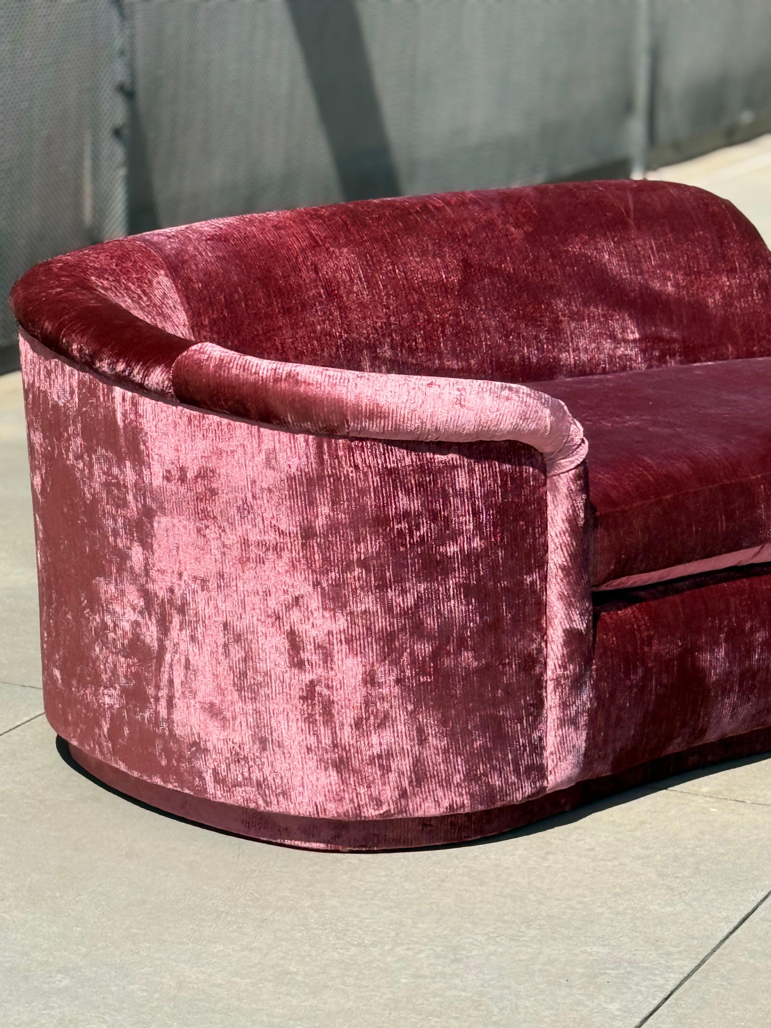Impresionante chaise lounge de los años 80 recién retapizada en un terciopelo rosa iridiscente de micro rayas.