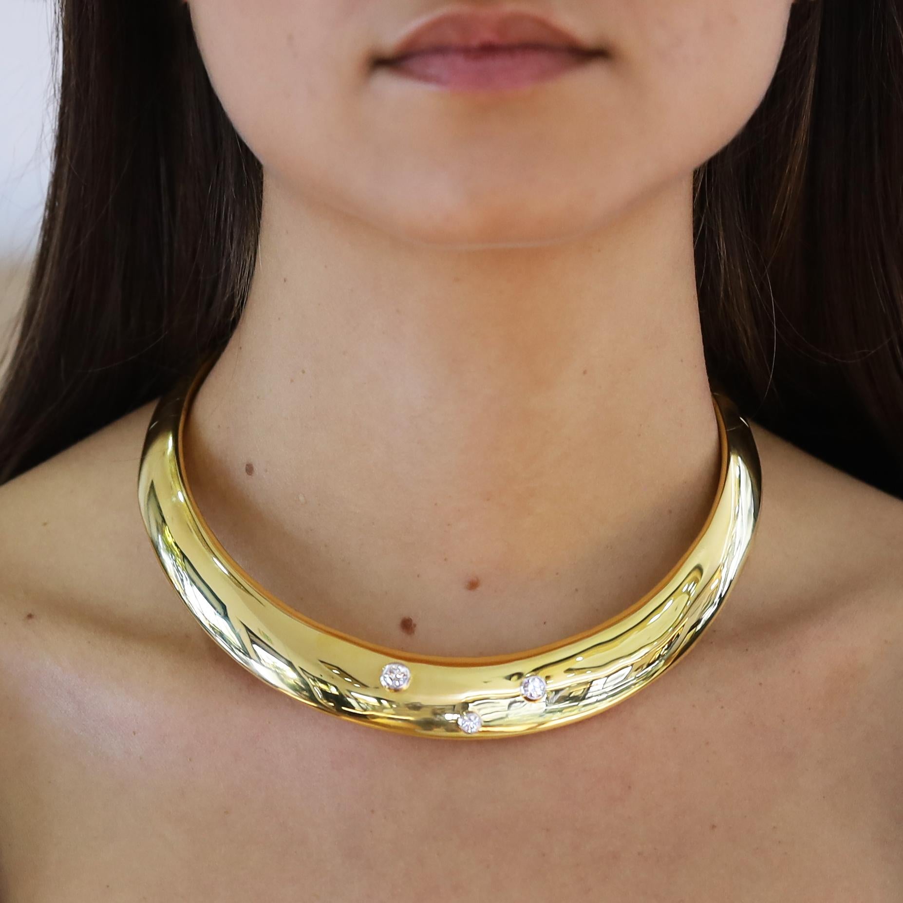 Eine erhabene, schlichte und elegante Vintage-Halskette von Tiffany & Co. aus Gold und Diamanten von der bekannten Designerin Paloma Picasso. Das breite, als Halsband gestaltete Band aus hochkarätigem 18-karätigem Gelbgold liegt perfekt am Hals an
