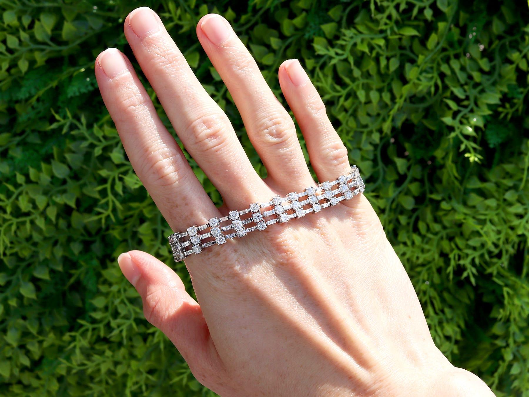 Un superbe, fin et impressionnant bracelet vintage des années 1950 en diamant de 8,10 carats et en or blanc 18 carats ; faisant partie de notre collection variée de bijoux vintage en diamant.

Ce magnifique bracelet en diamants des années 1950 a été
